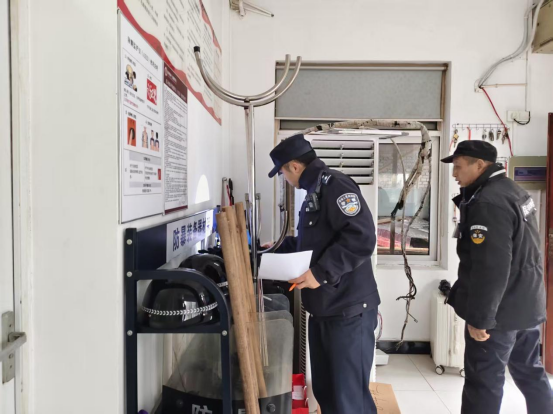 锦江社区：警社联动查风险 校园护航启新程