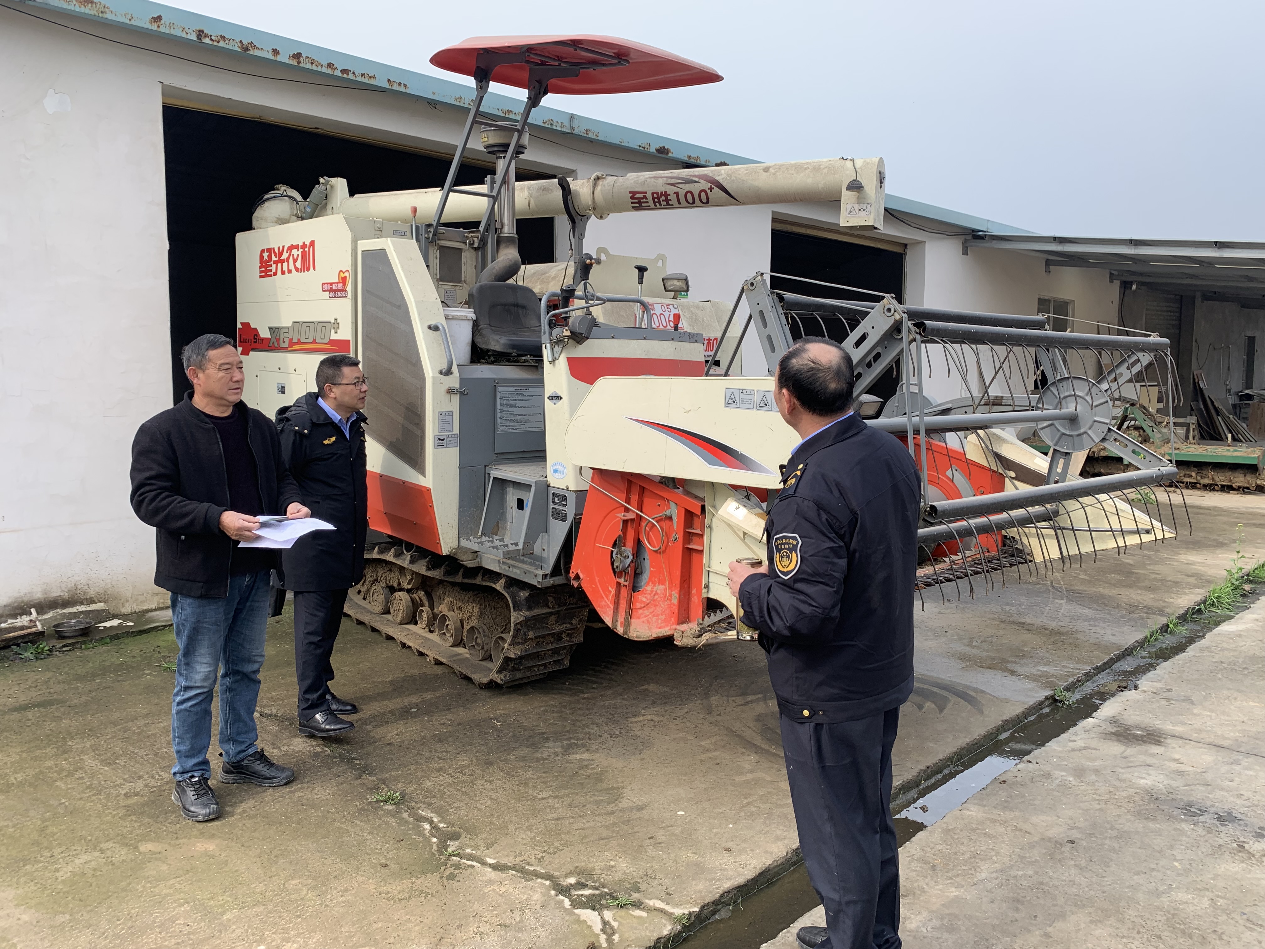 农机年检送下乡 贴心服务为群众