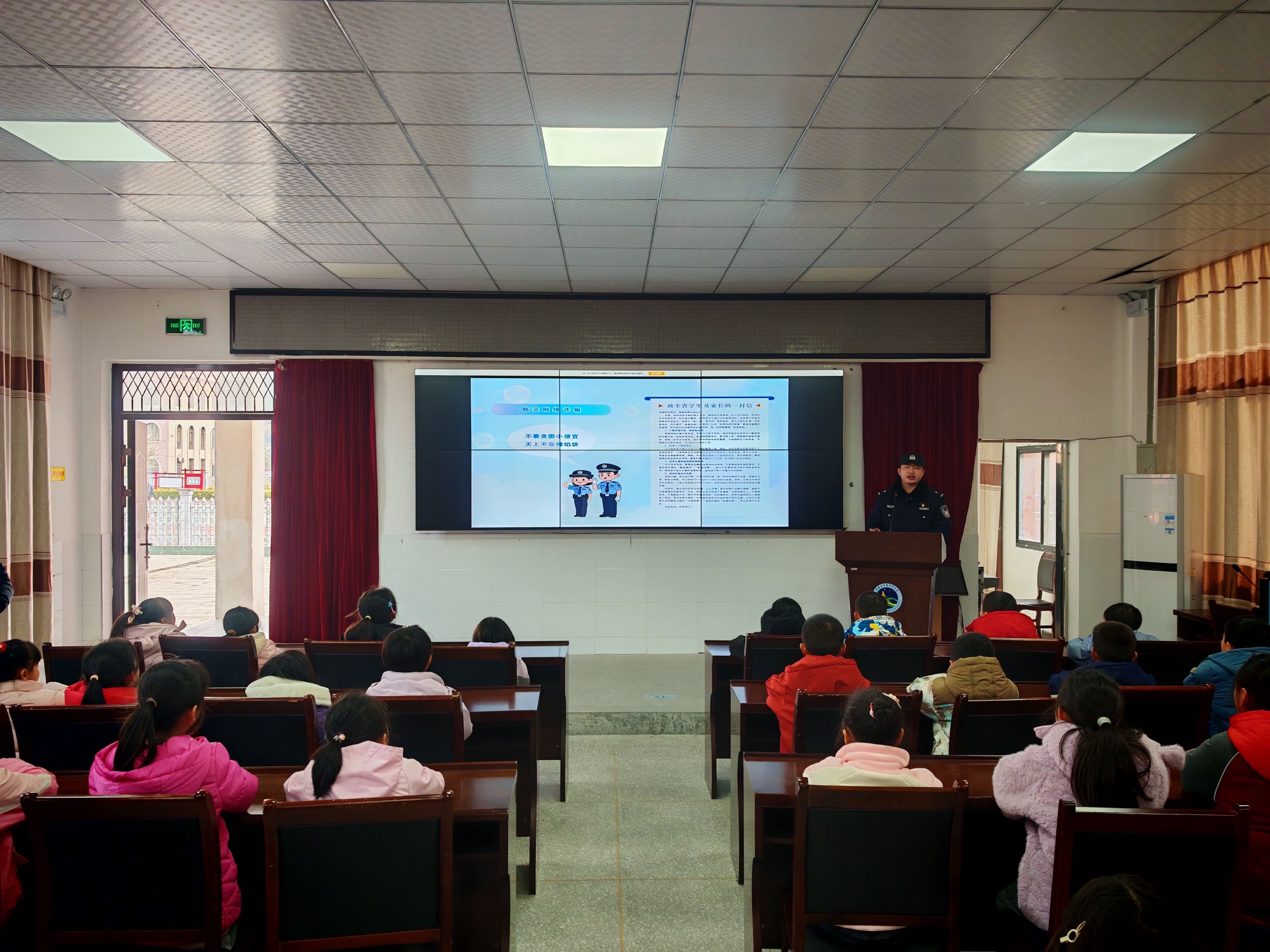 下堡坪小学：法治副校长进校园 开讲安全第一课
