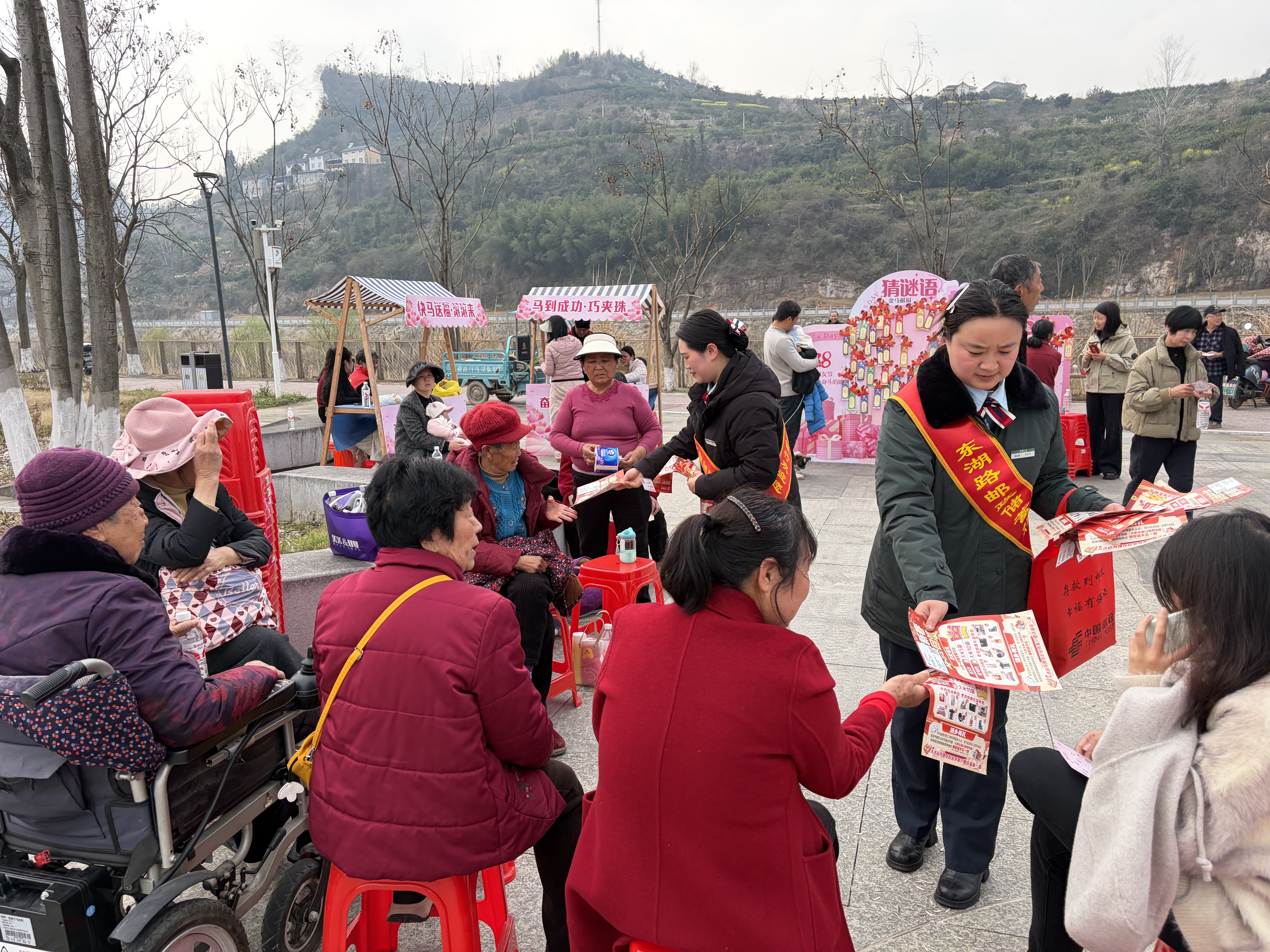 情暖“三八”聚民心 邮惠服务伴芳华——夷陵邮政东湖路支局开展“三八”联谊活动