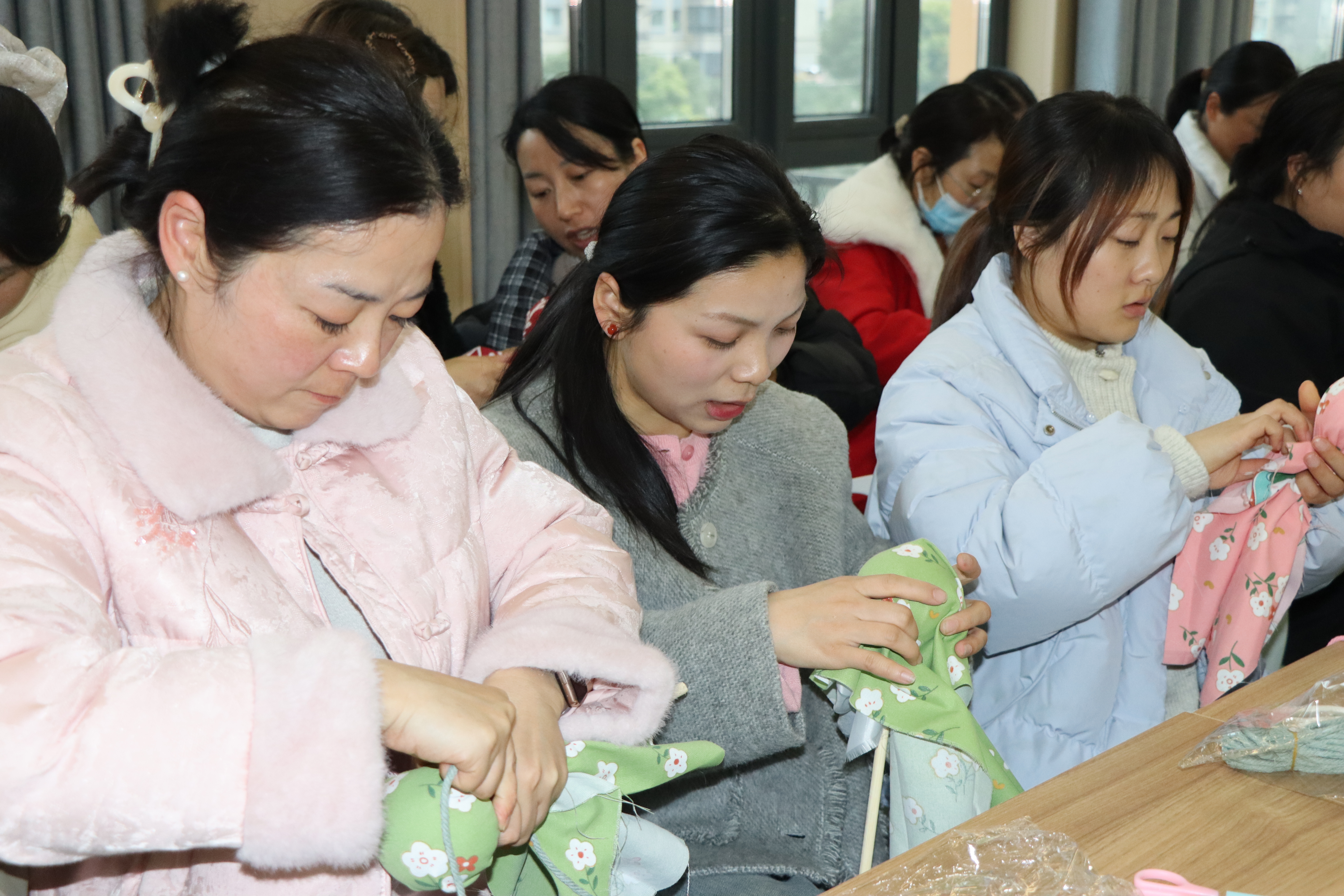 巧手制艾锤 健康伴芳华