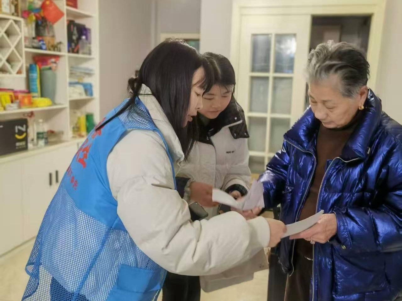 东城社区：网格入户暖人心，独居老人不孤单