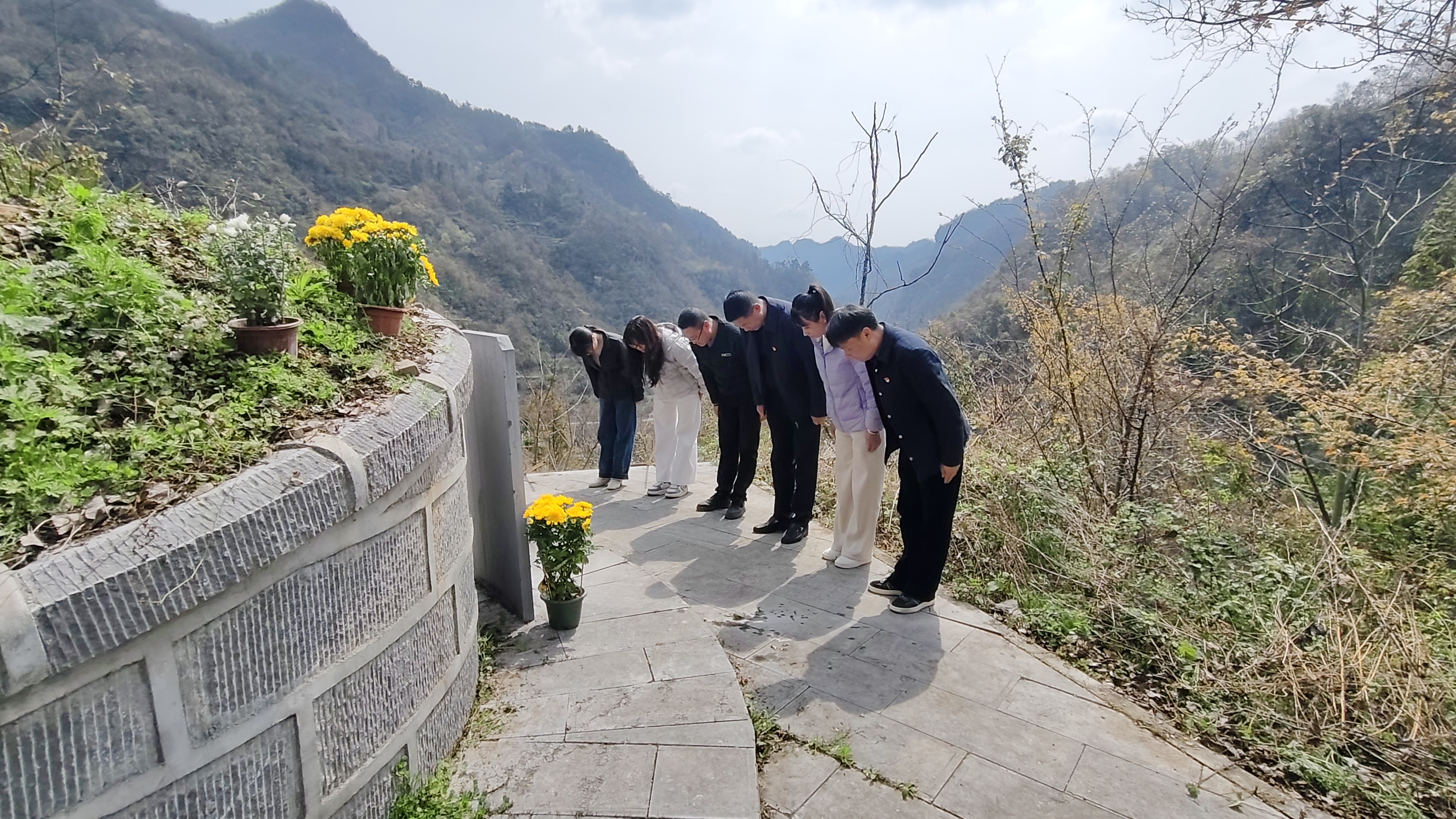 桃坪河村：一束菊花寄哀思 缅怀先烈守初心