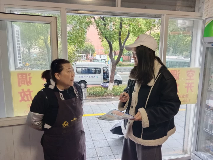 港虹社区：开展反诈宣传行动