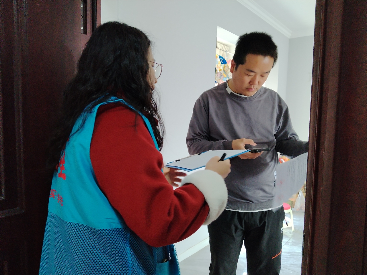 锦云社区：入户走访暖民心 反诈宣传护平安