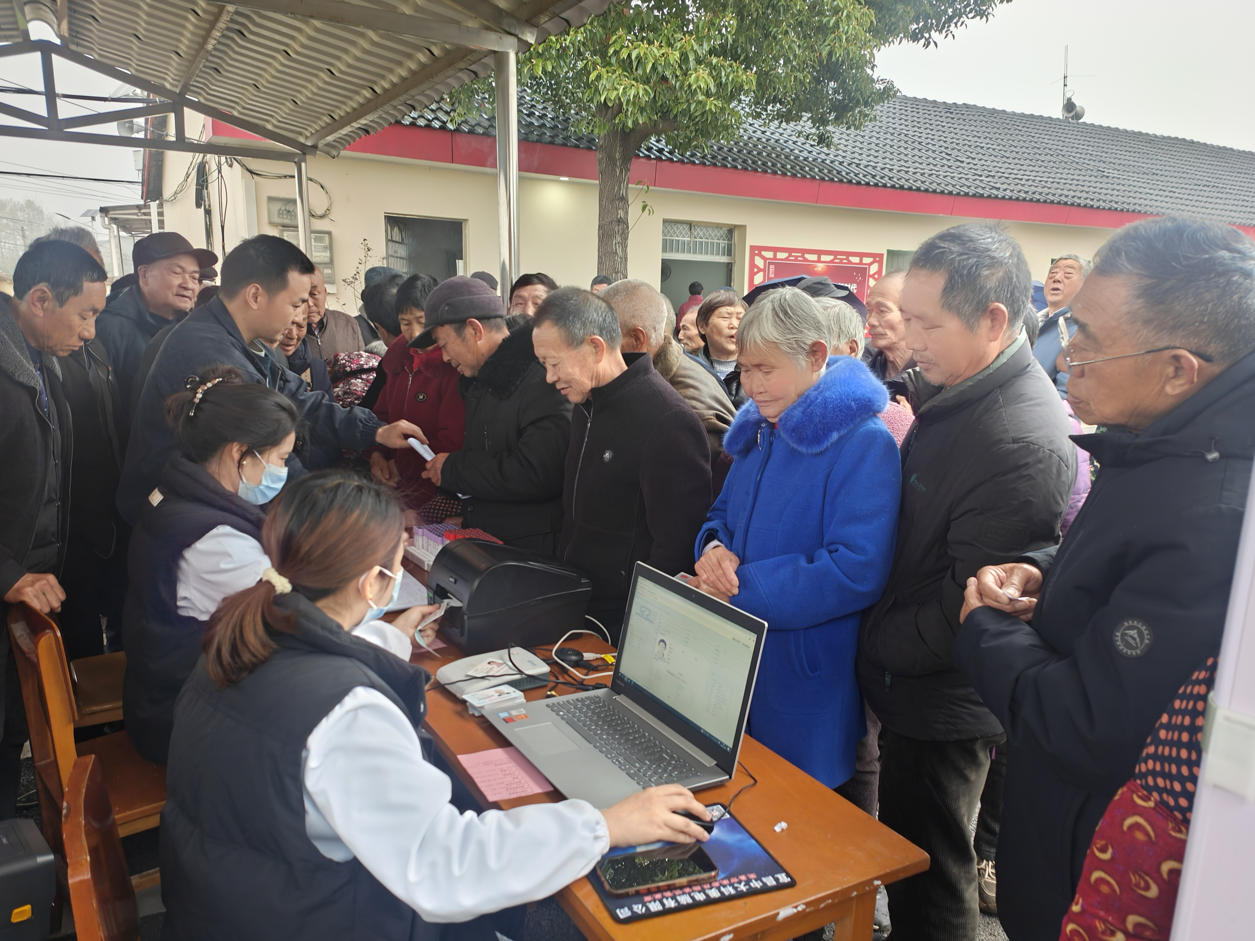 鸦鹊岭镇：三月春风暖人心 健康体检送家门