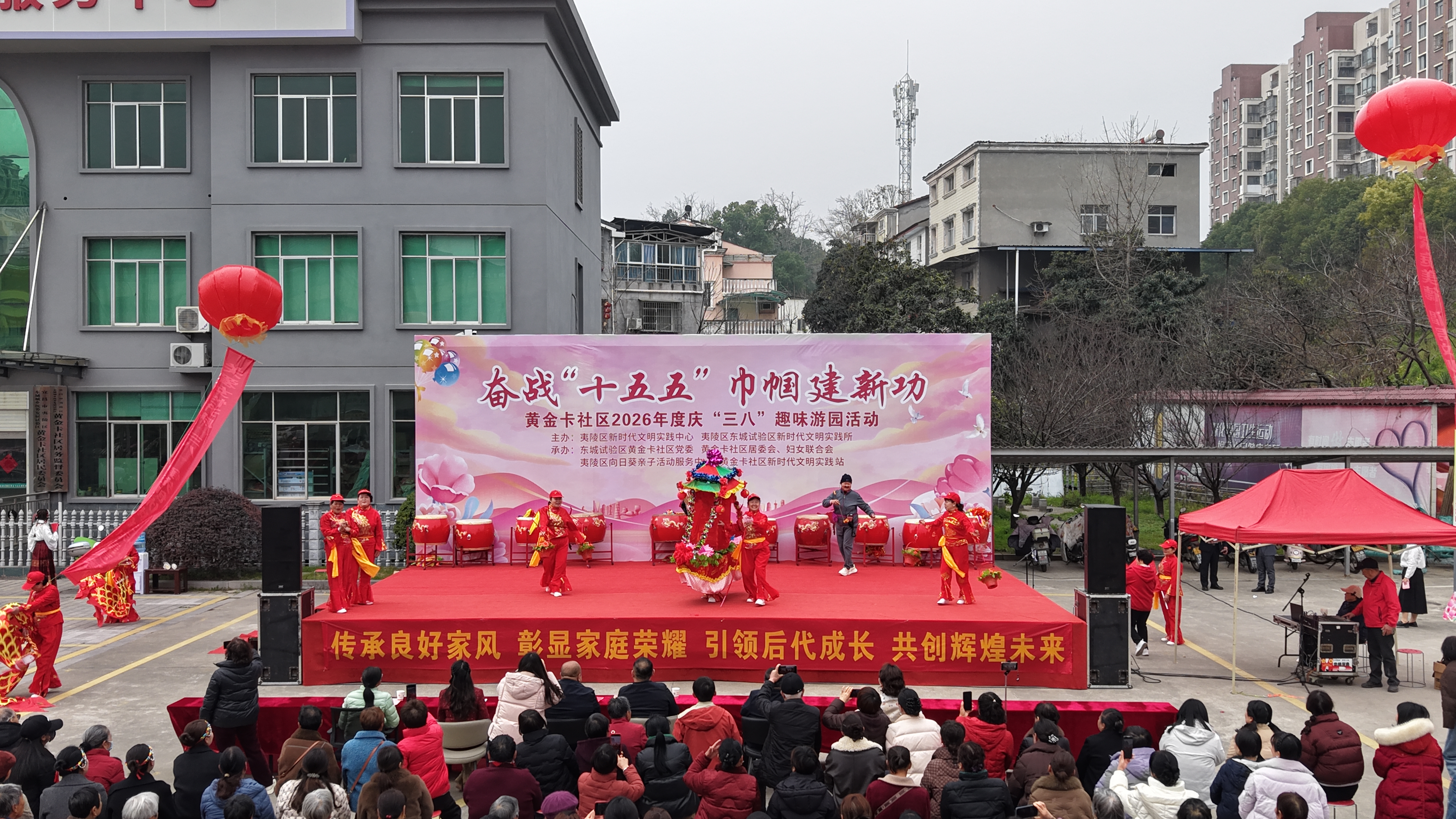 黄金卡社区：春风暖巾帼 欢歌绽芳华