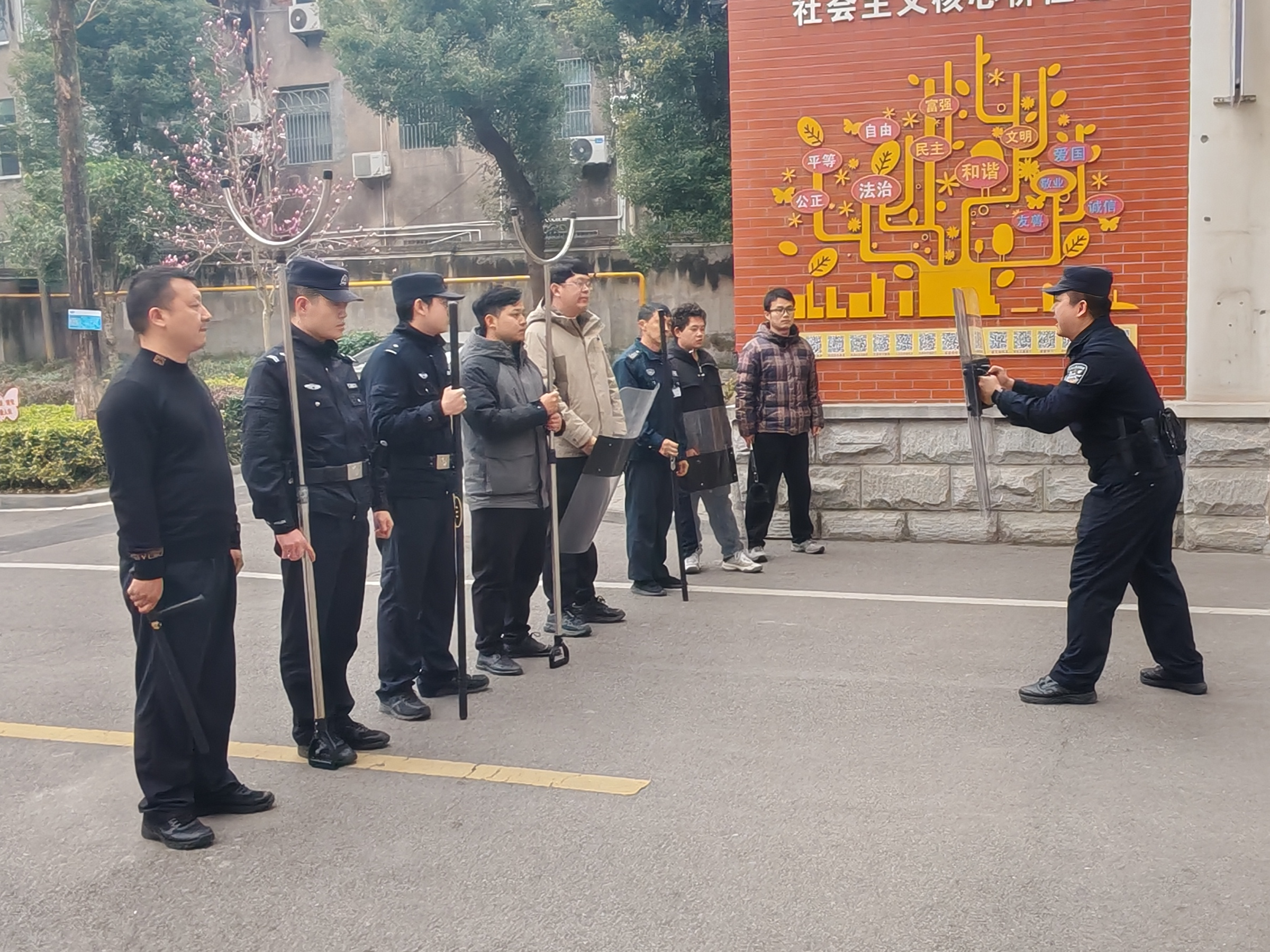 开展防暴演练 筑牢校园安全防线