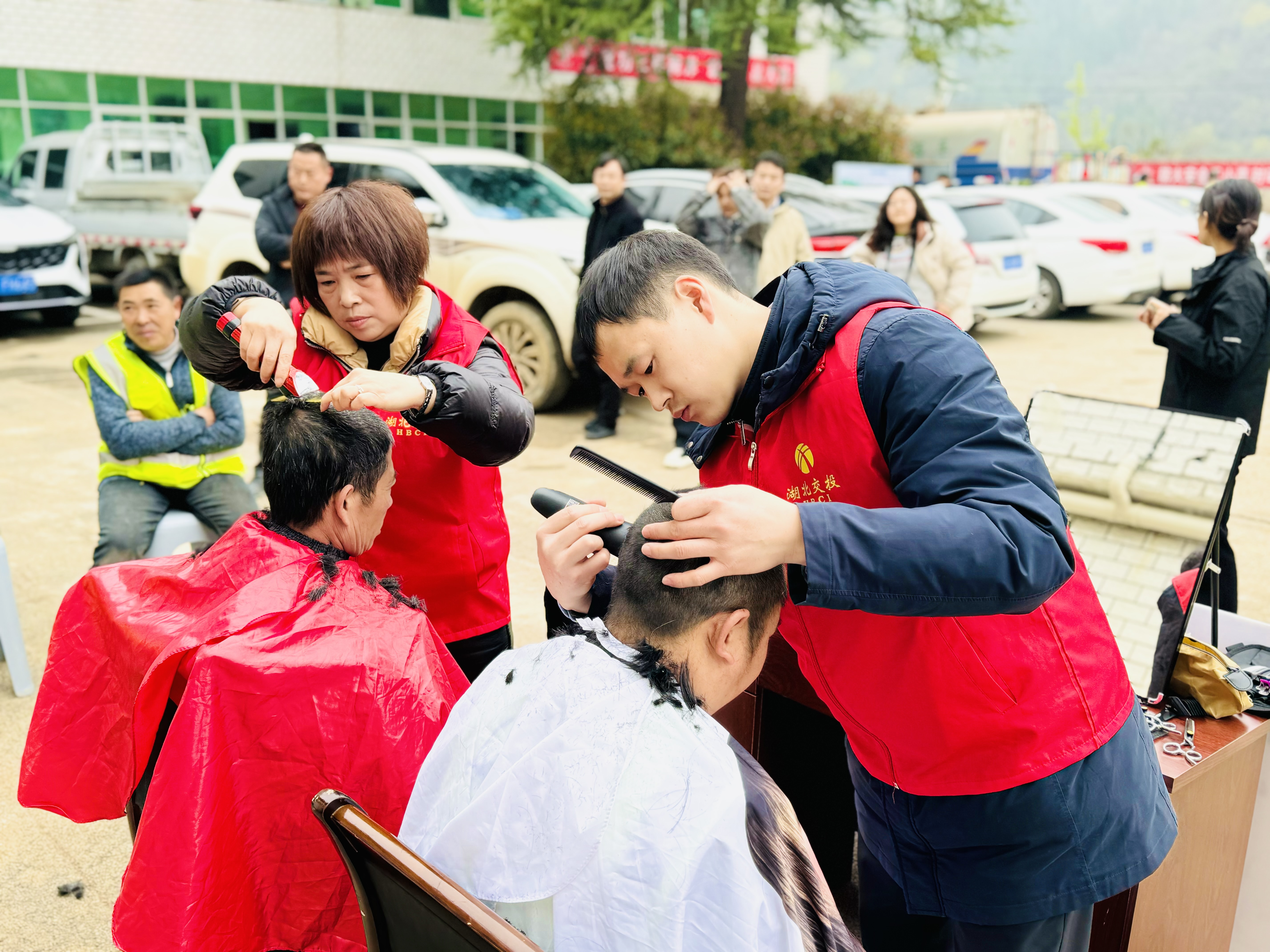 二月二龙抬头 爱心“义”剪暖心头