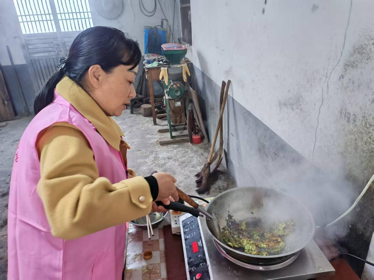 暖心下厨送关怀 爱心助老暖人心