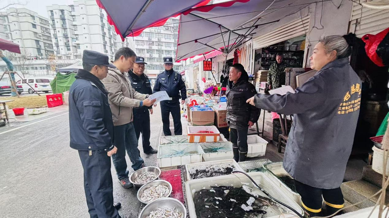 警林联动守安全 规范经营护生态——夷陵区开展农贸市场野生水产品专项巡查