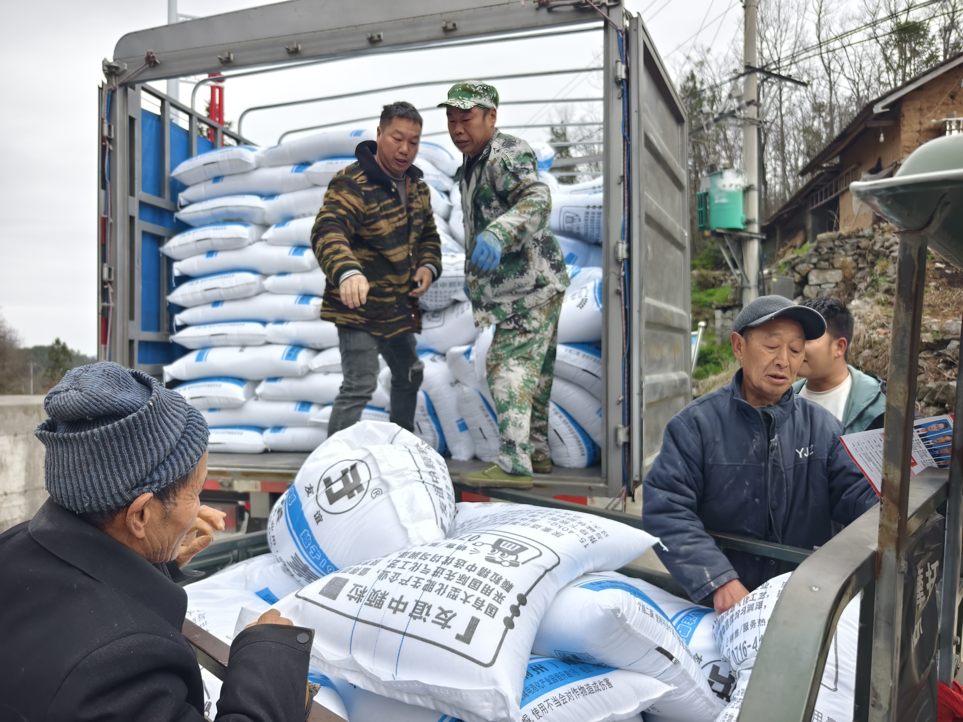 情暖农时！三堡垭村免费发放农资惠民生