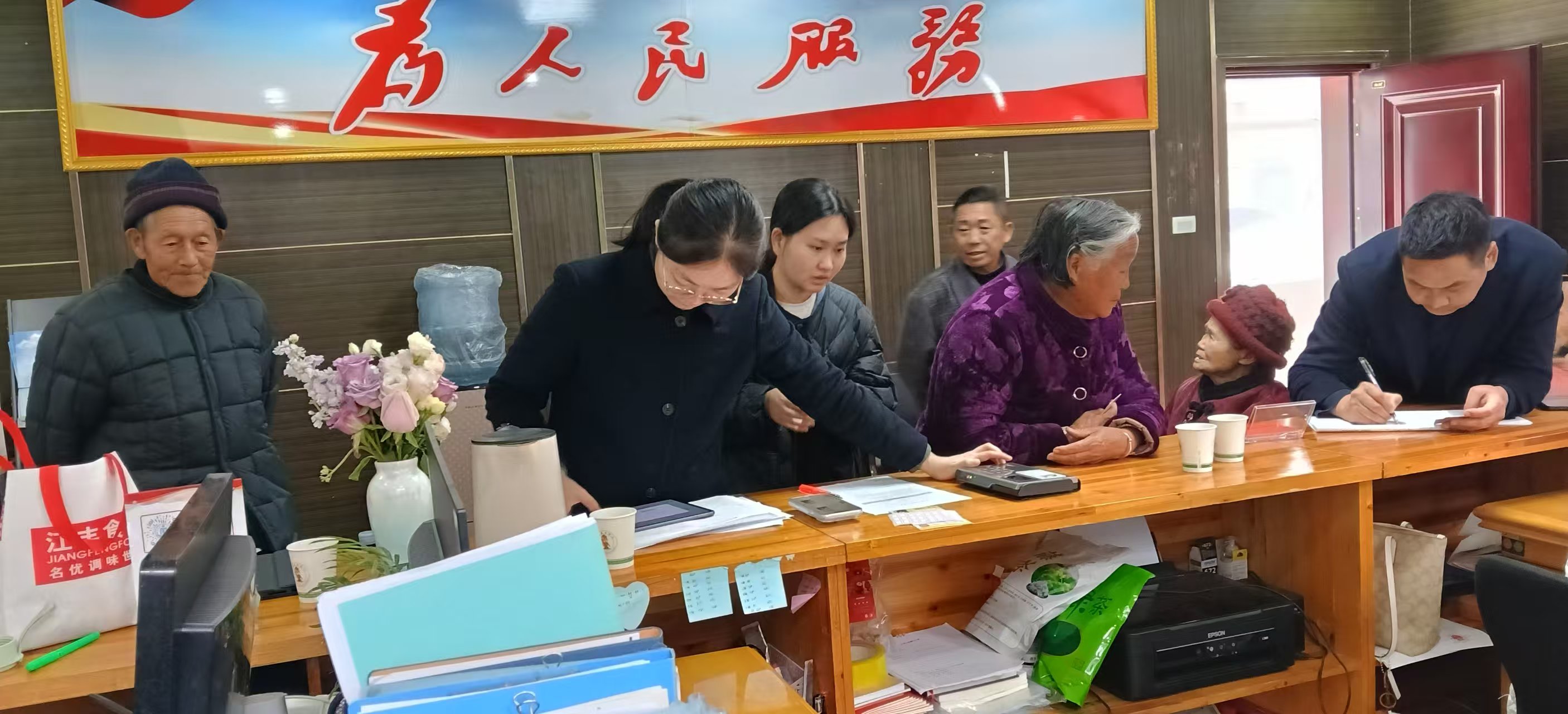 桃坪河村：便民服务暖人心 上门更换市民卡