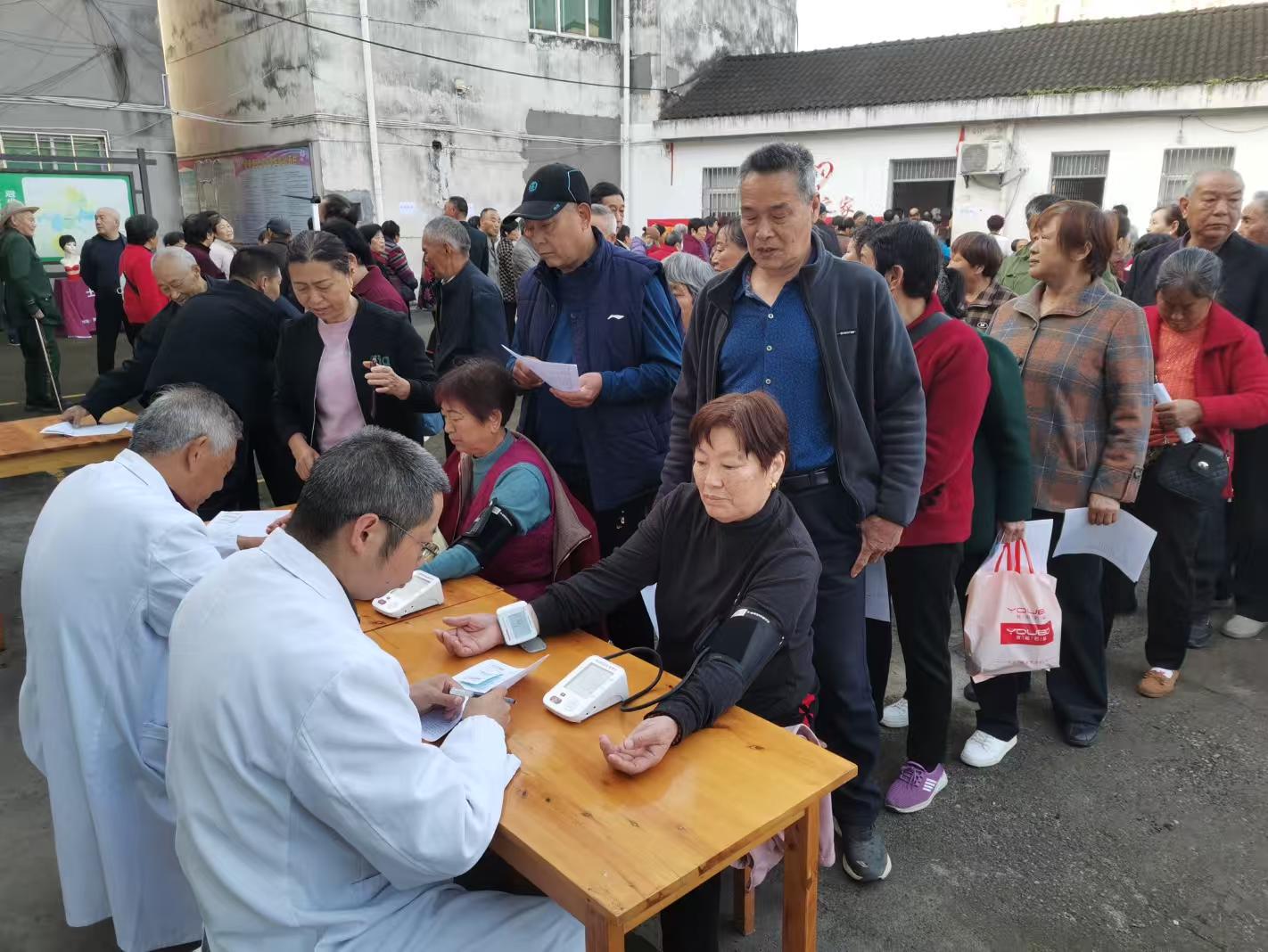 关爱老年健康 免费体检暖民心