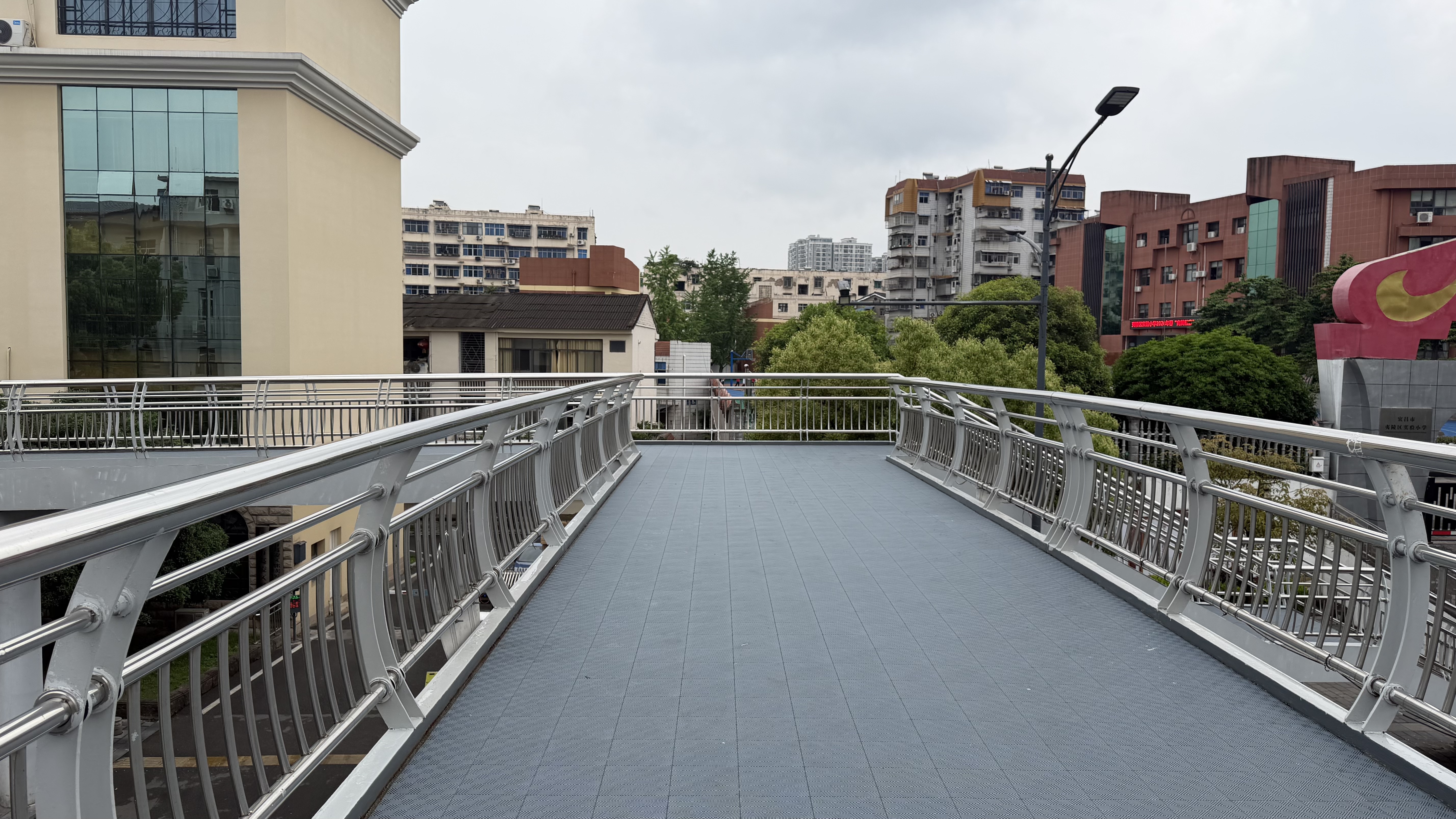 除锈换垫疏积水 贴心修缮便民通行