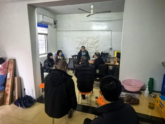 峡江社区：屋顶修葺齐动手 邻里同心乐悠悠