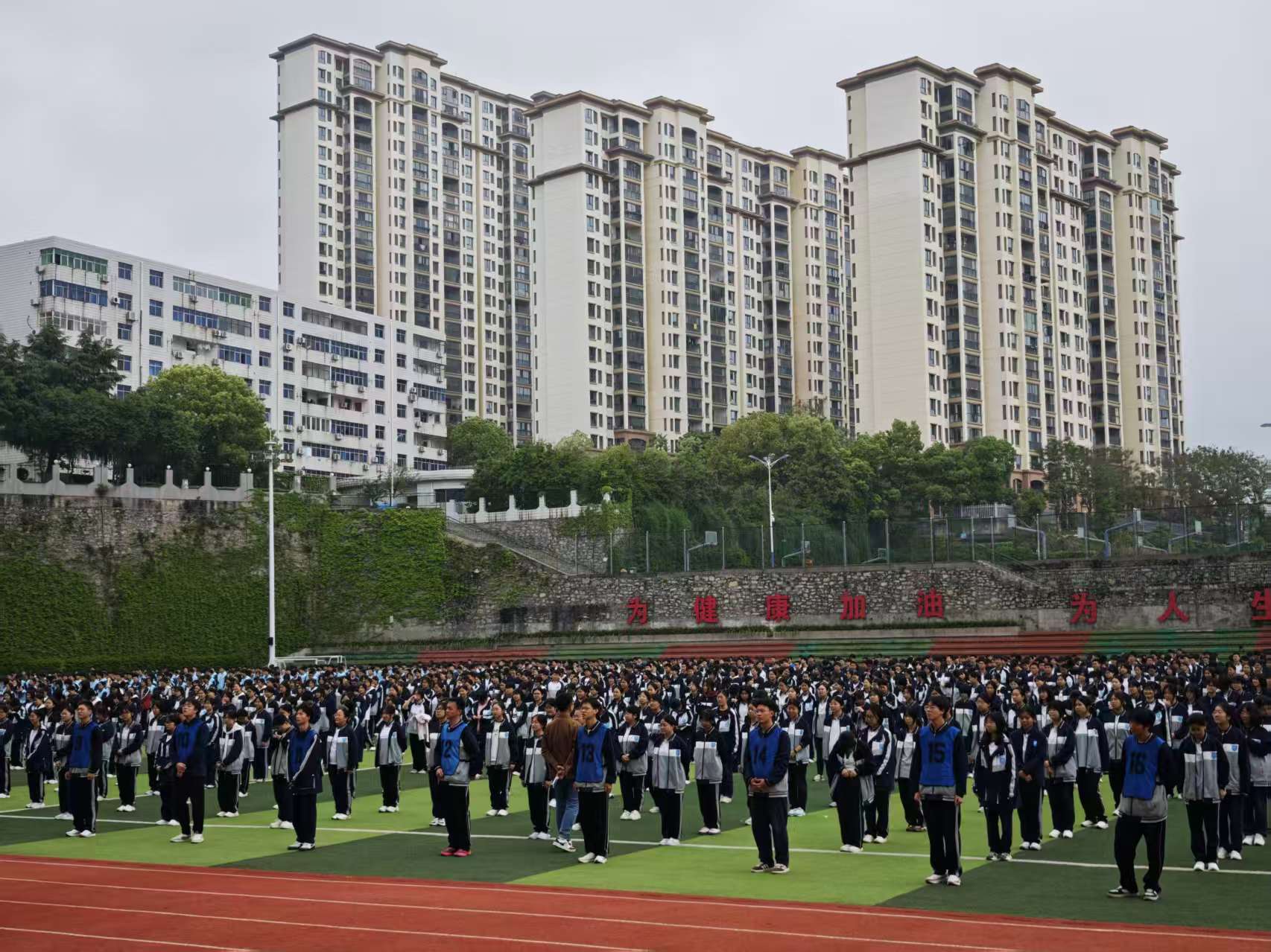 校社携手筑防线 安全教育入人心