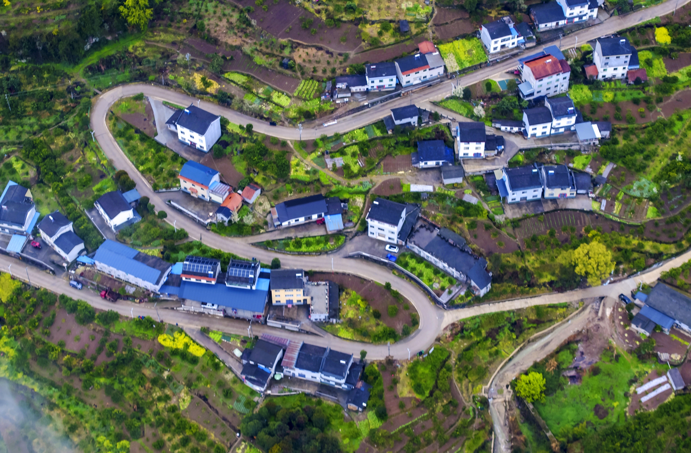 夷陵三斗坪：云雾缭绕山区 盘山公路添美景