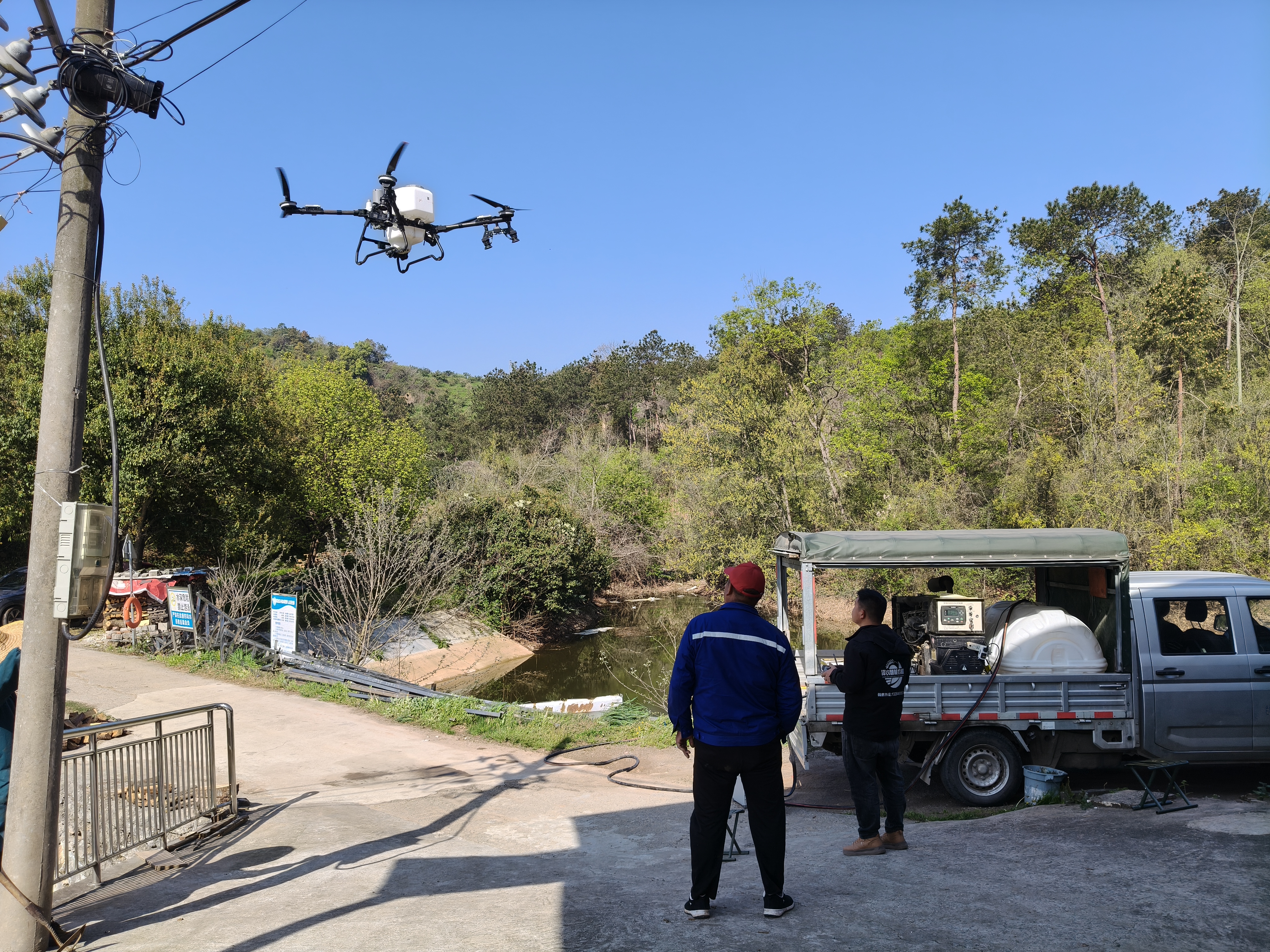 陈埫坪村开展无人机飞防 筑牢柑橘病虫害“防护网”