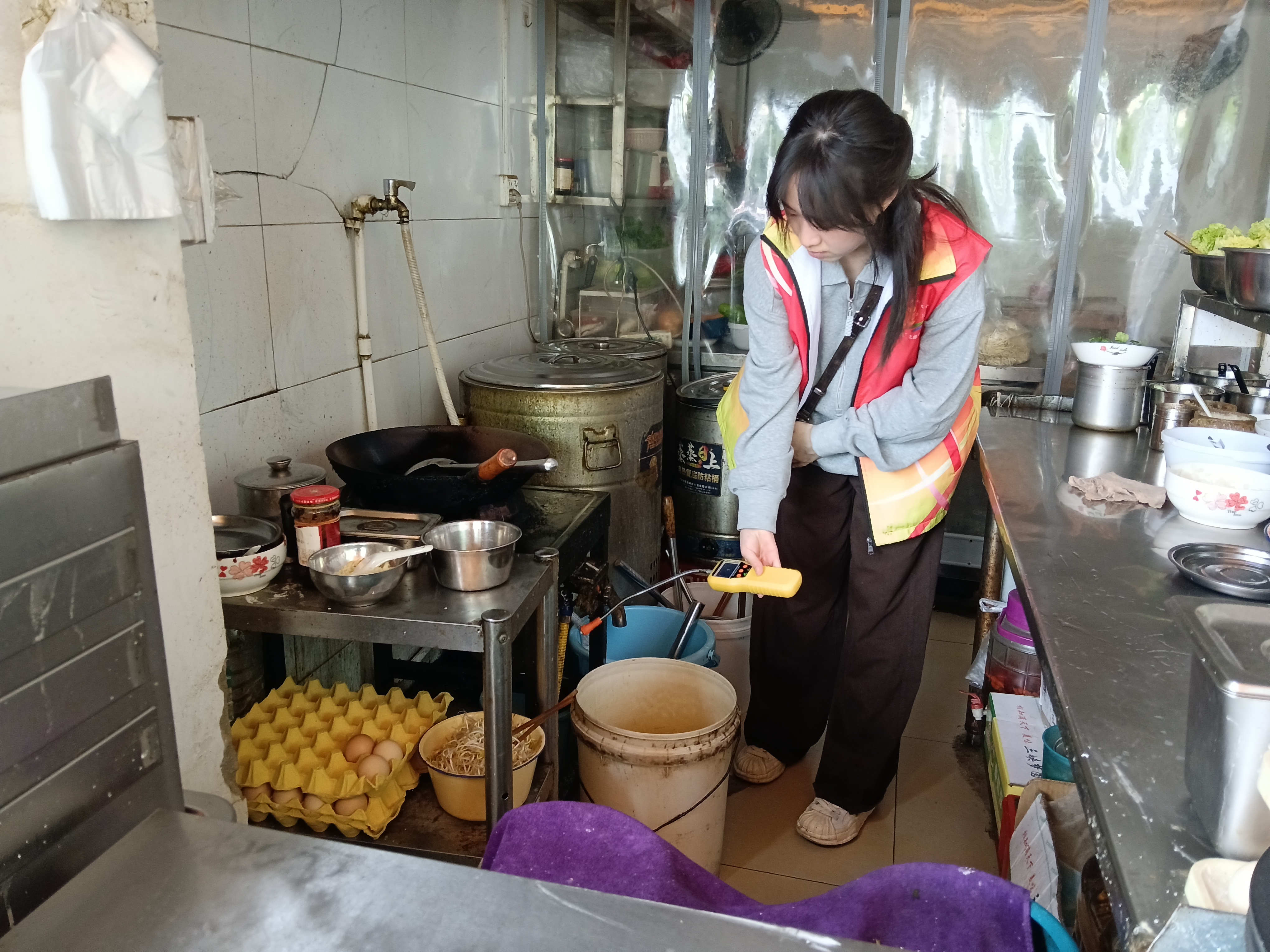 东湖社区：拧紧燃气“安全阀” 筑牢五一安全防线