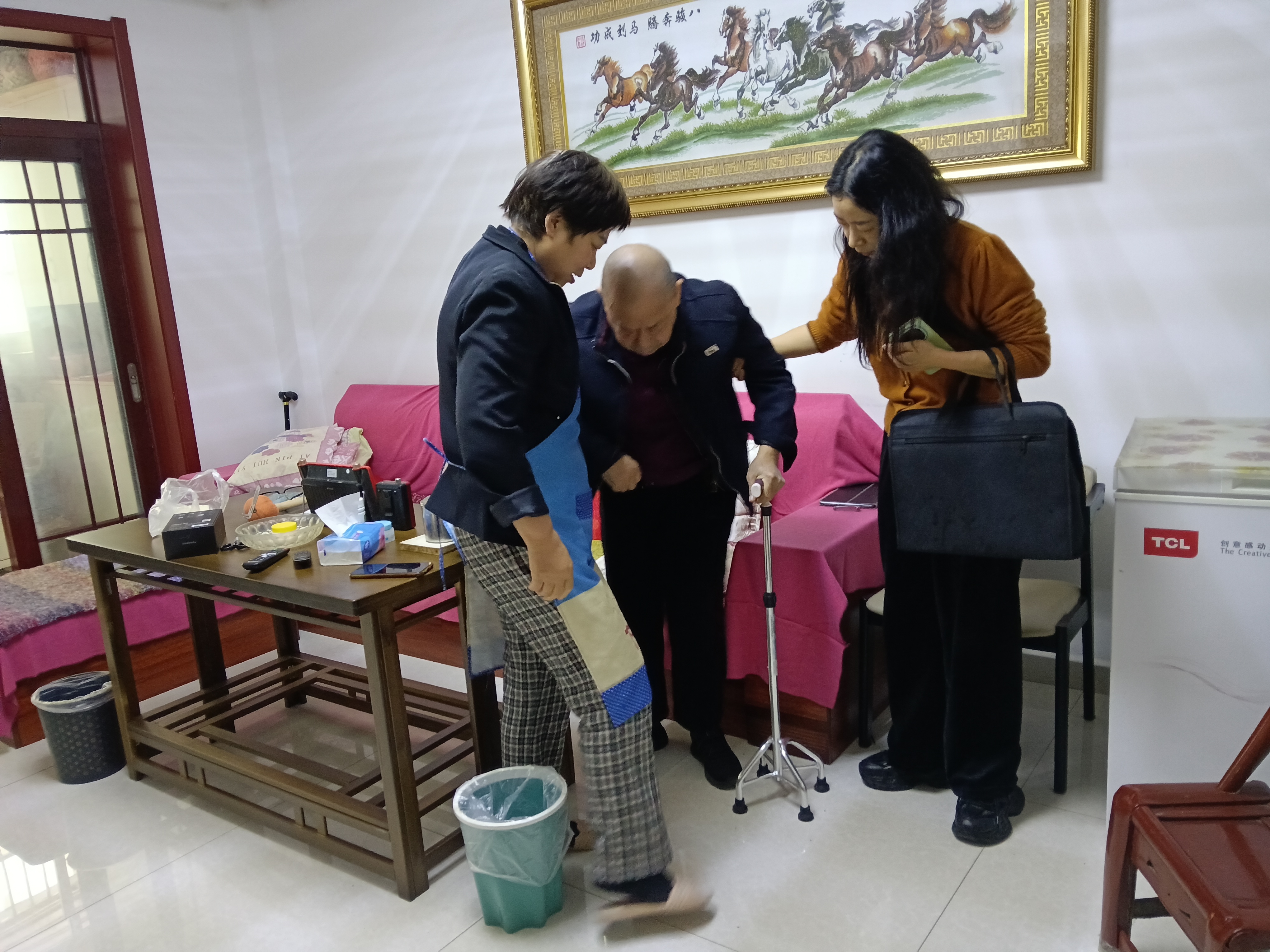 港虹社区：志愿敲门暖巷陌 闲话家常润桑榆