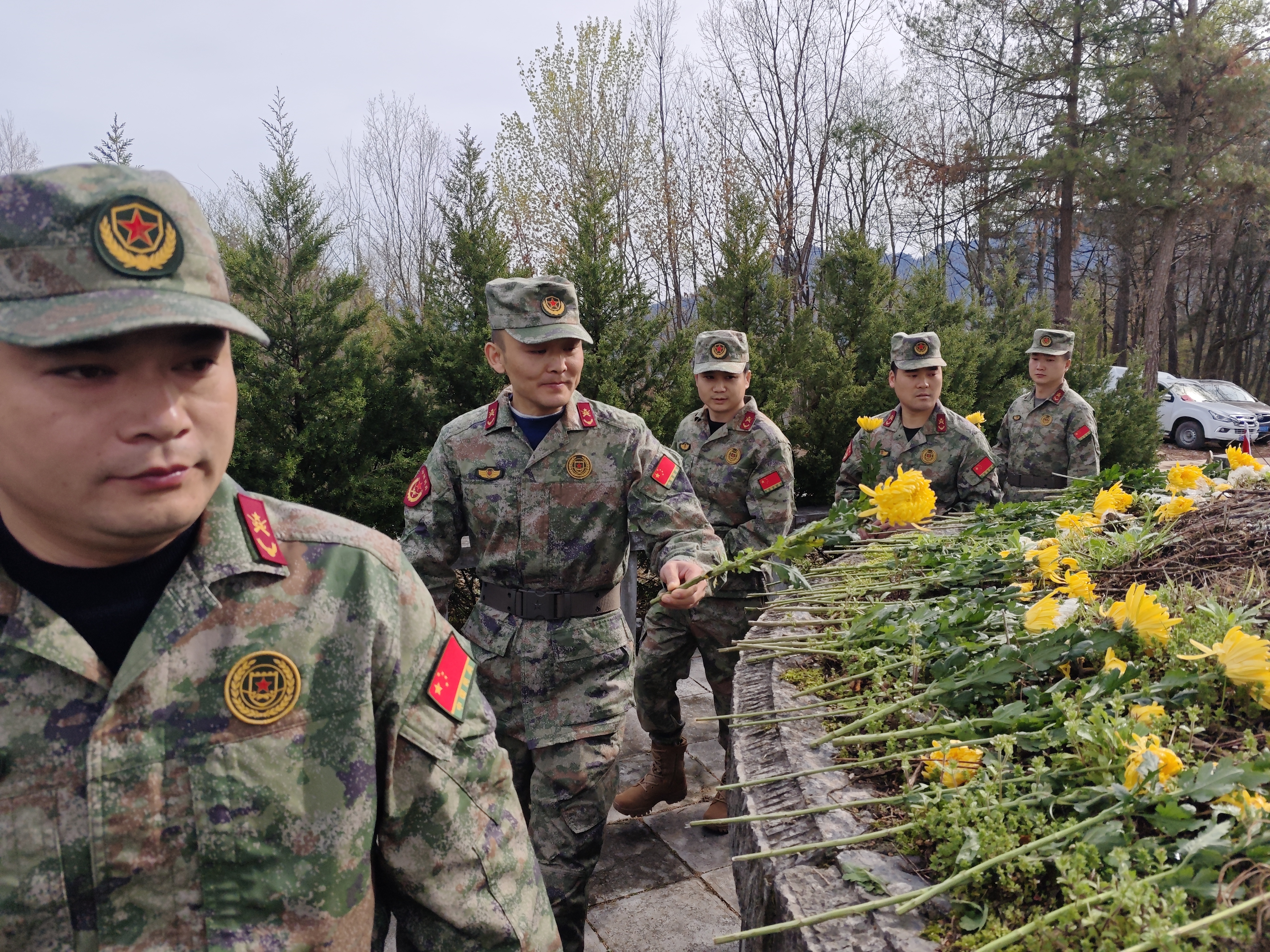 樟村坪镇：祭扫烈士墓 民兵励初心