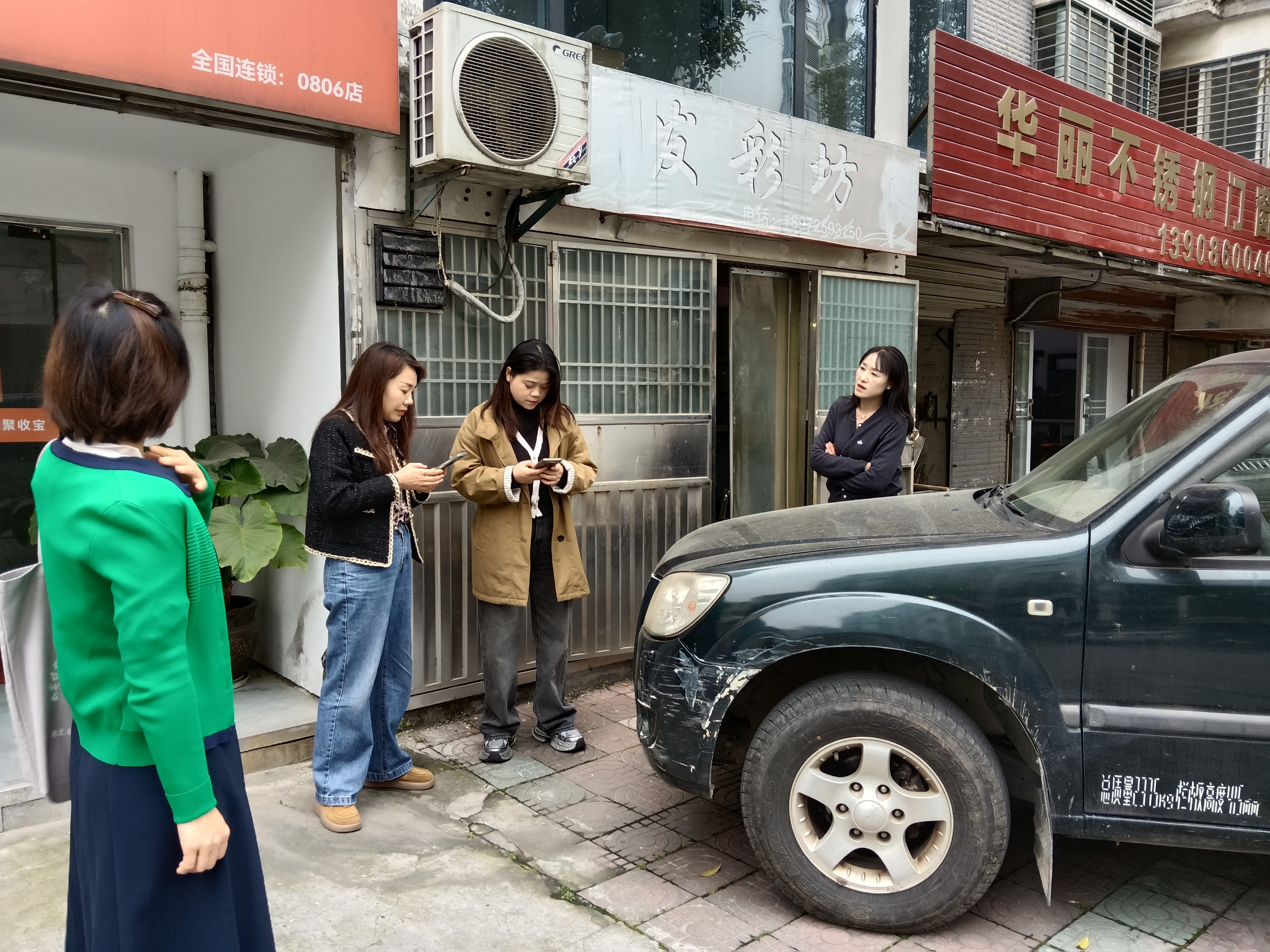 永兴社区：车辆堵门扰民心，网格协调解难题