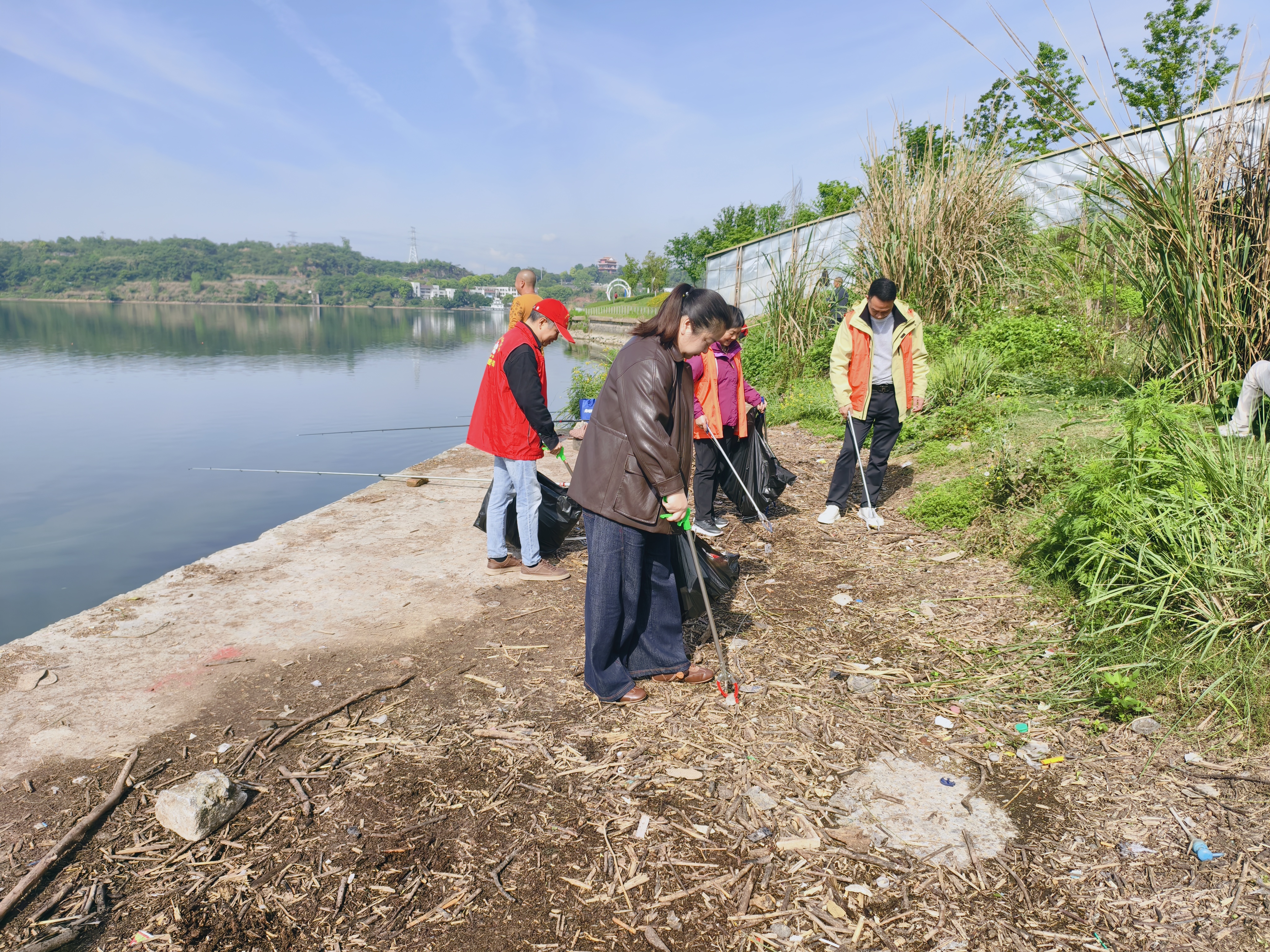 港虹社区：红装护碧水 行动践初心