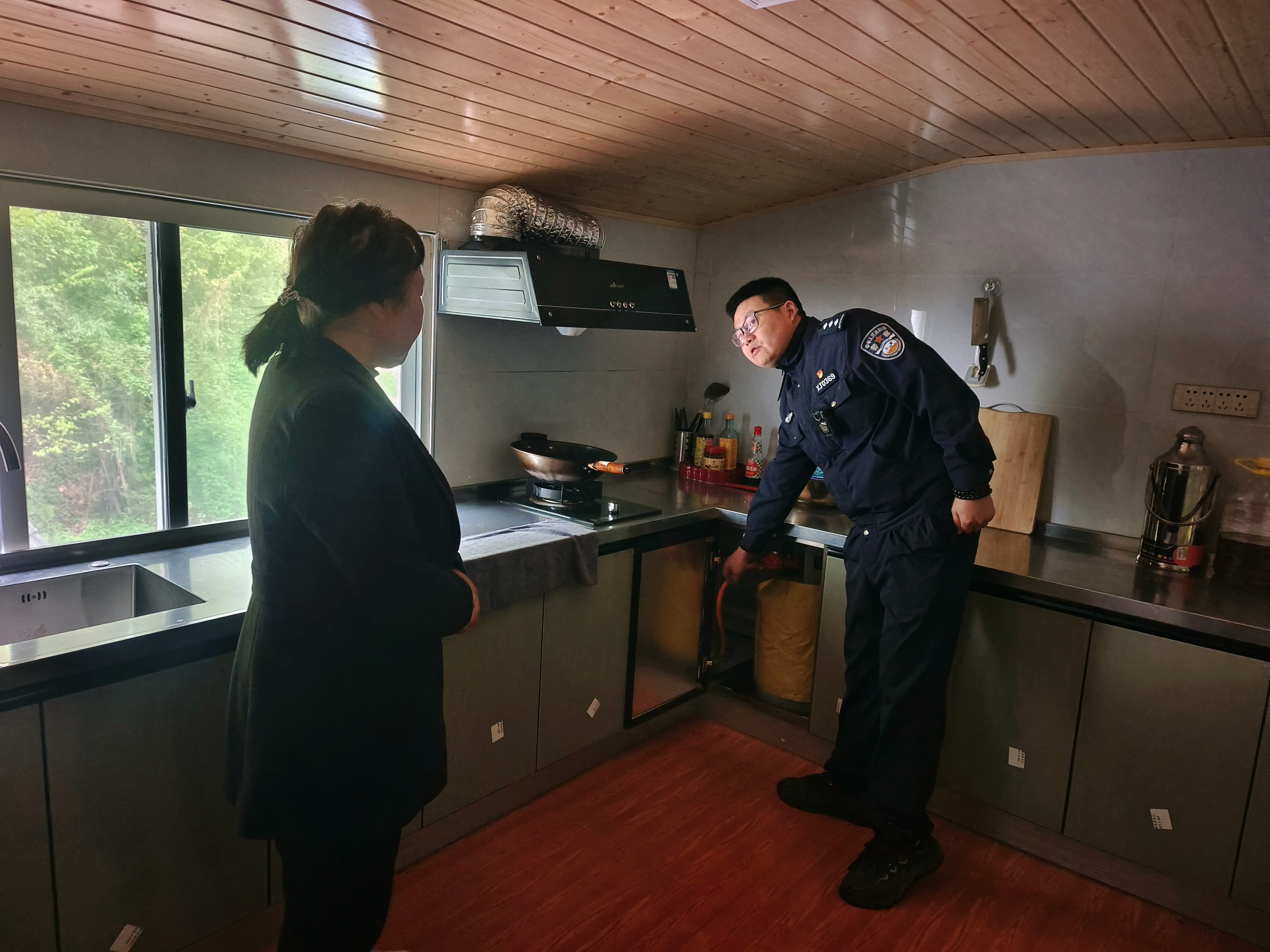 樟村坪镇殷家坪村：全覆盖排查整治 拧紧民宿农家乐“安全阀”