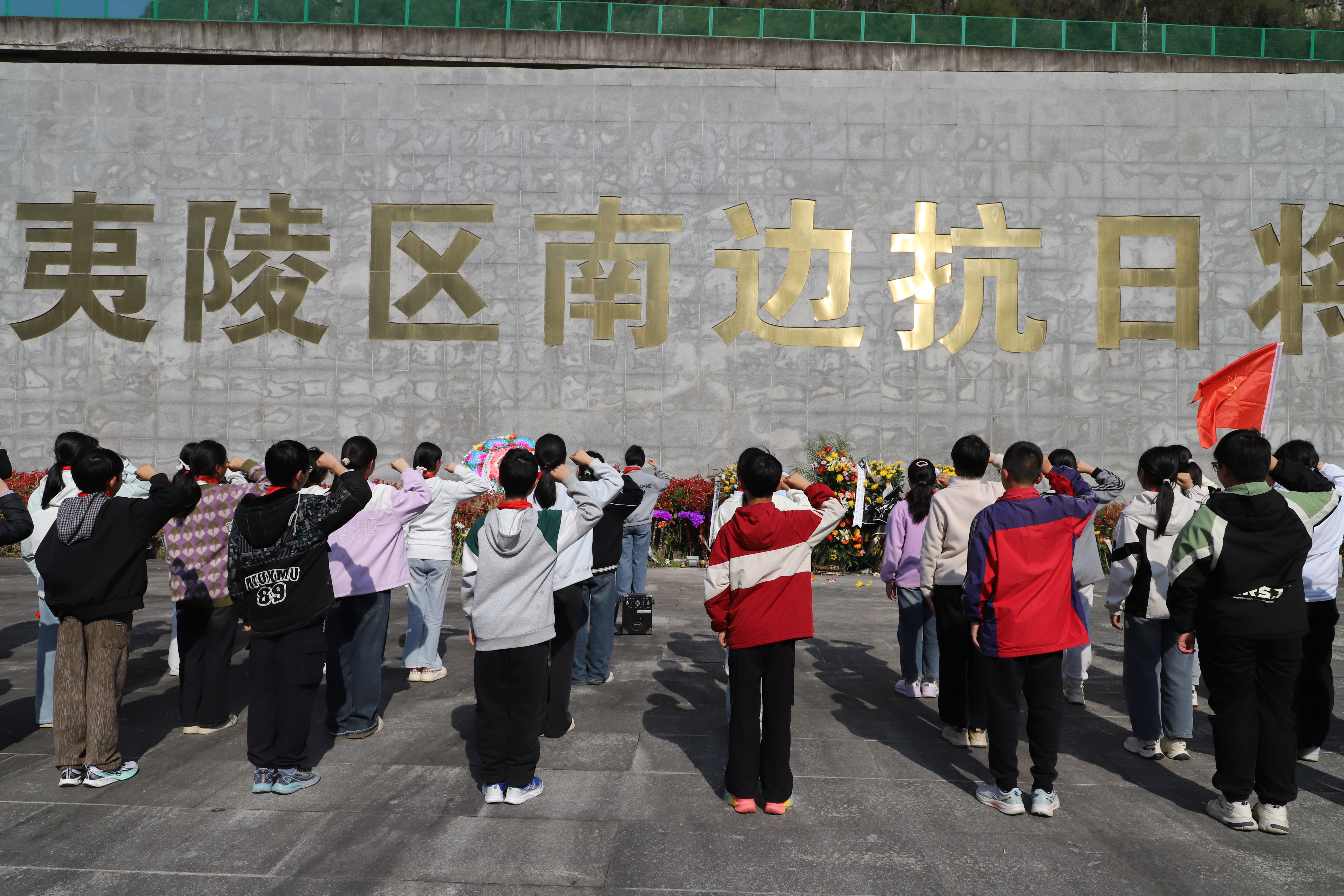 青山埋忠骨，少年承遗志