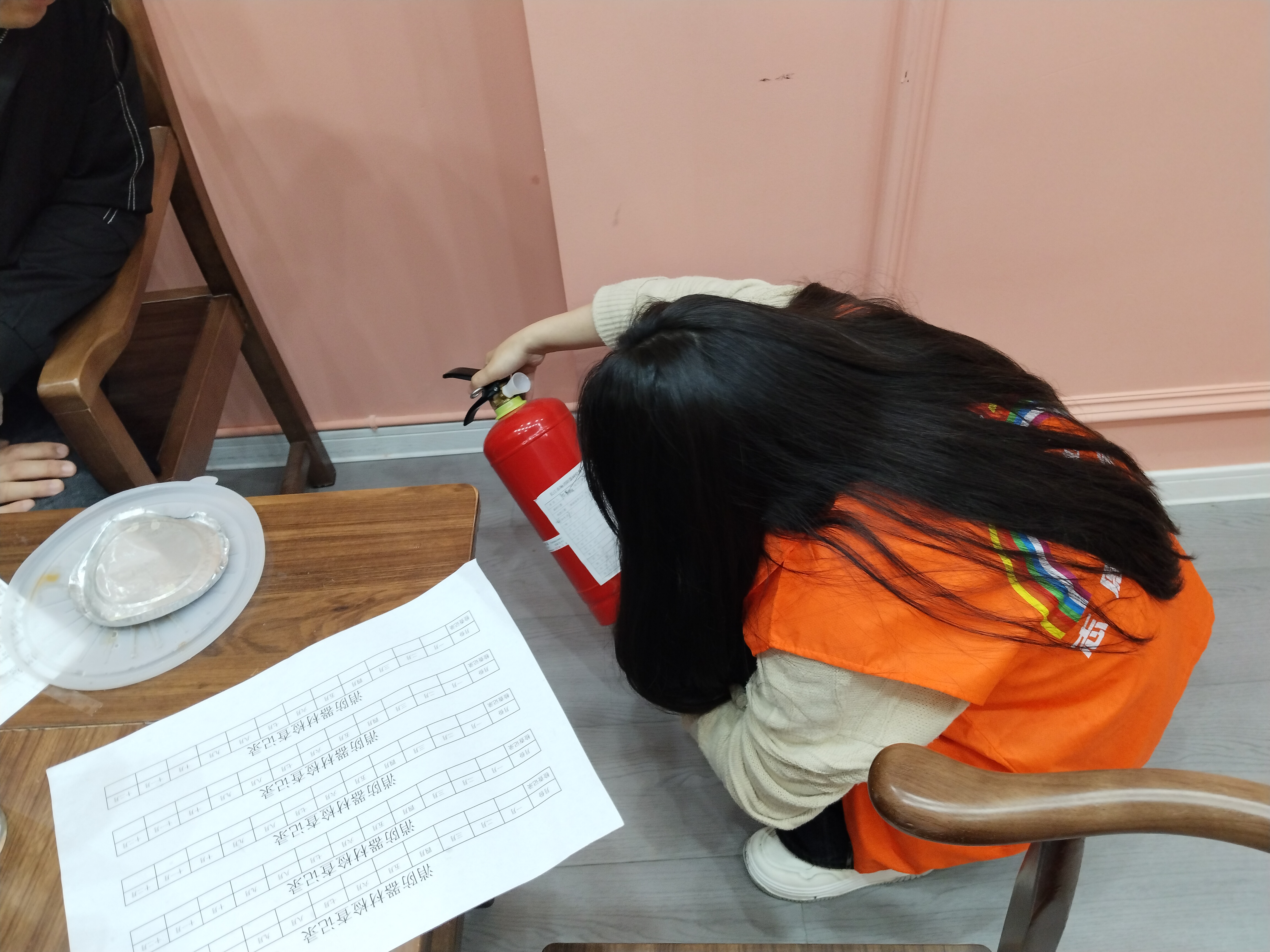 筑牢安全防线 护航五一佳节——峡江社区开展节前消防安全专项检查