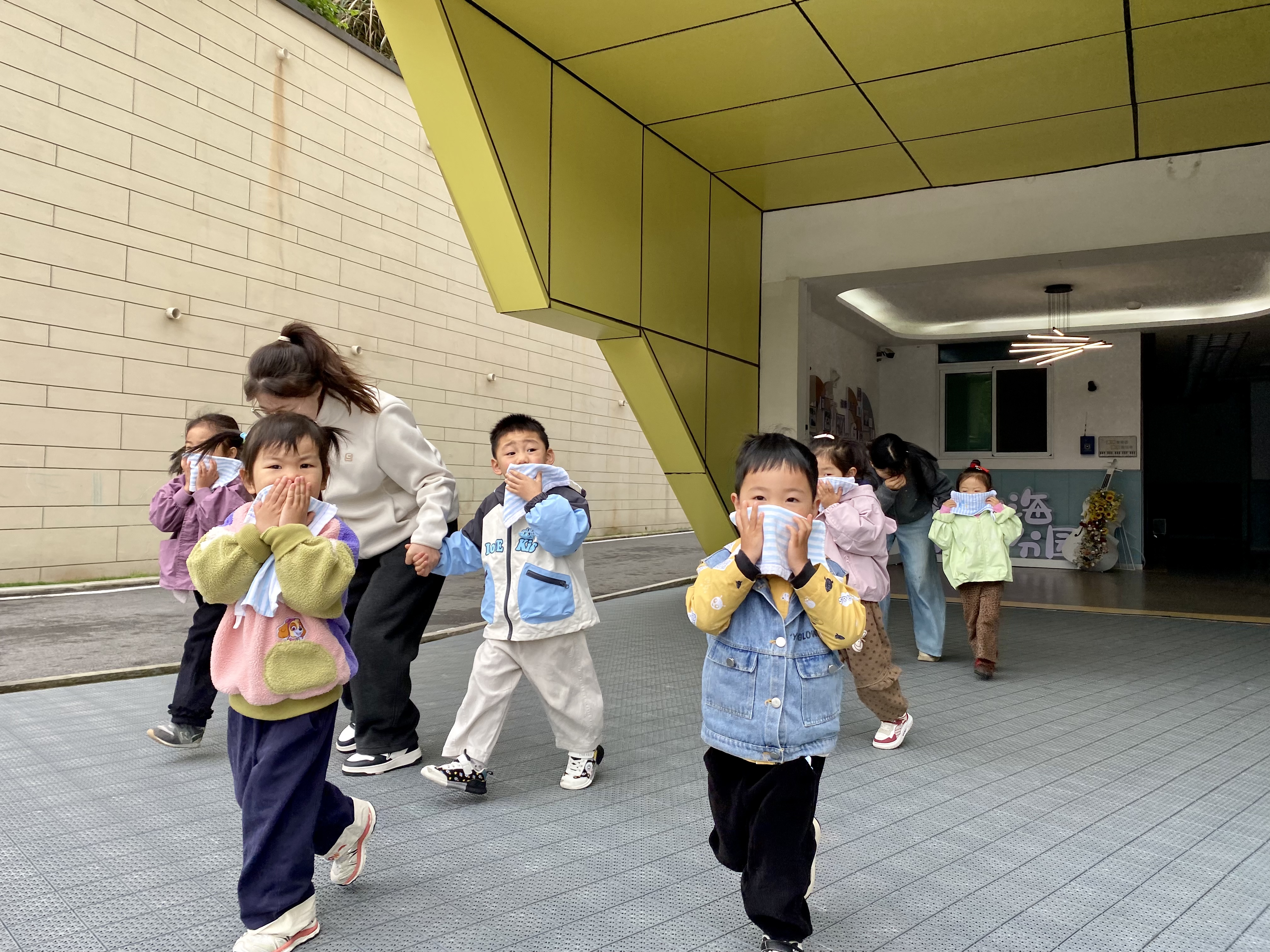 山海大观分园消防演练：师生2分零2秒安全撤离