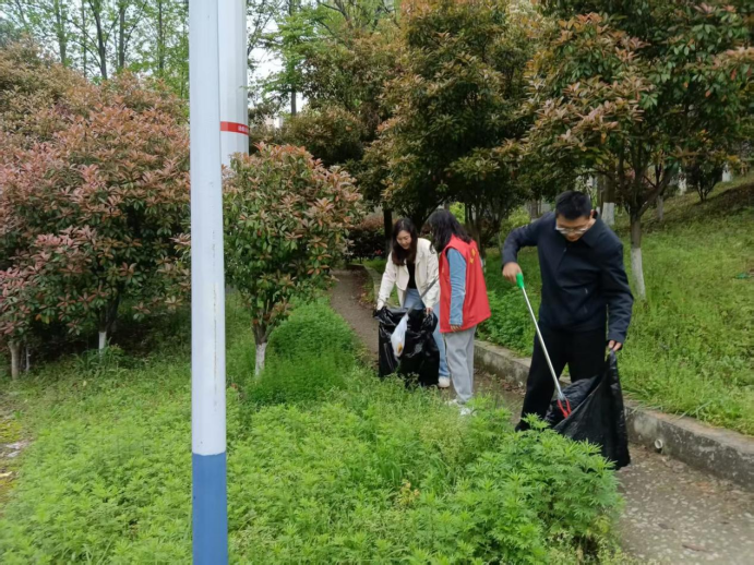 望江社区：志愿红守护洁净家园 环境整治焕新颜
