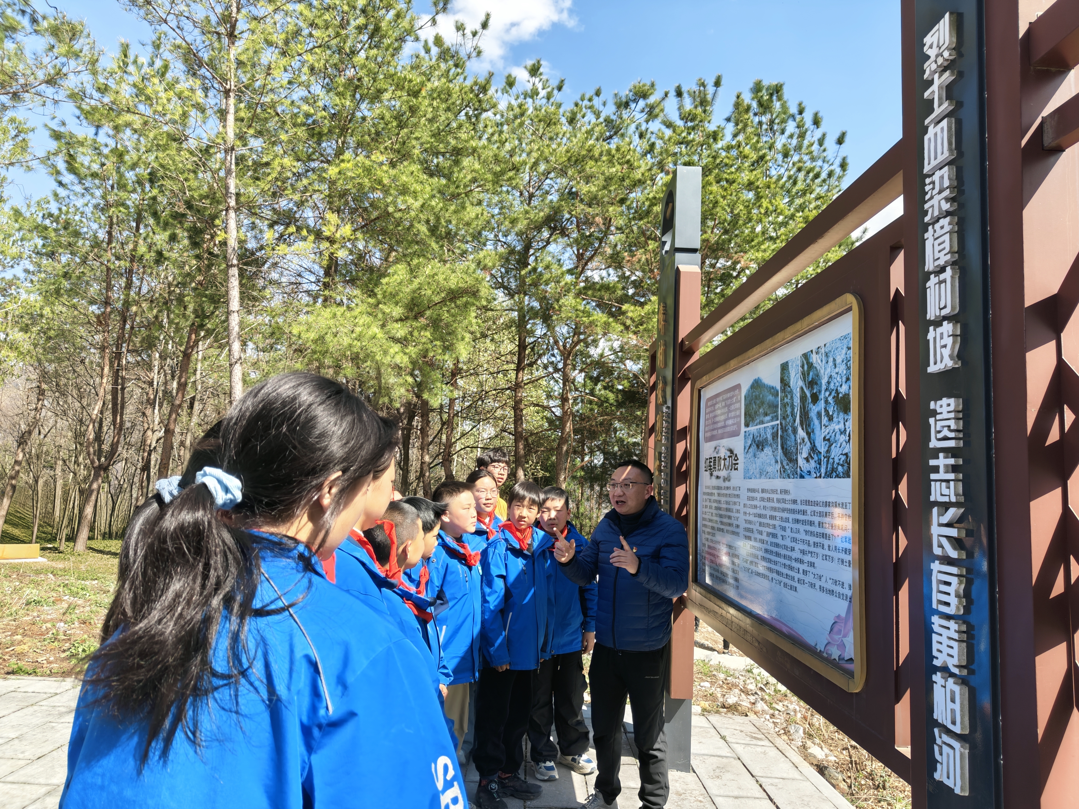樟村坪镇中小学：清明寄哀思 薪火永相传