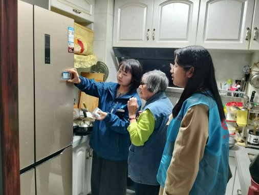 锦江社区：“敲门送暖”进家门 “温情服务”暖民心