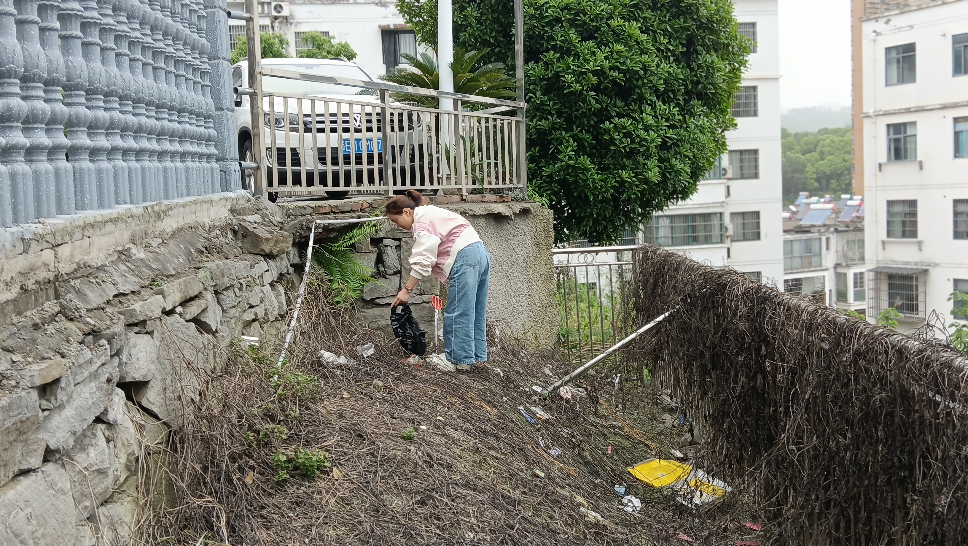 永兴社区：弯腰捡垃圾 守护家园美