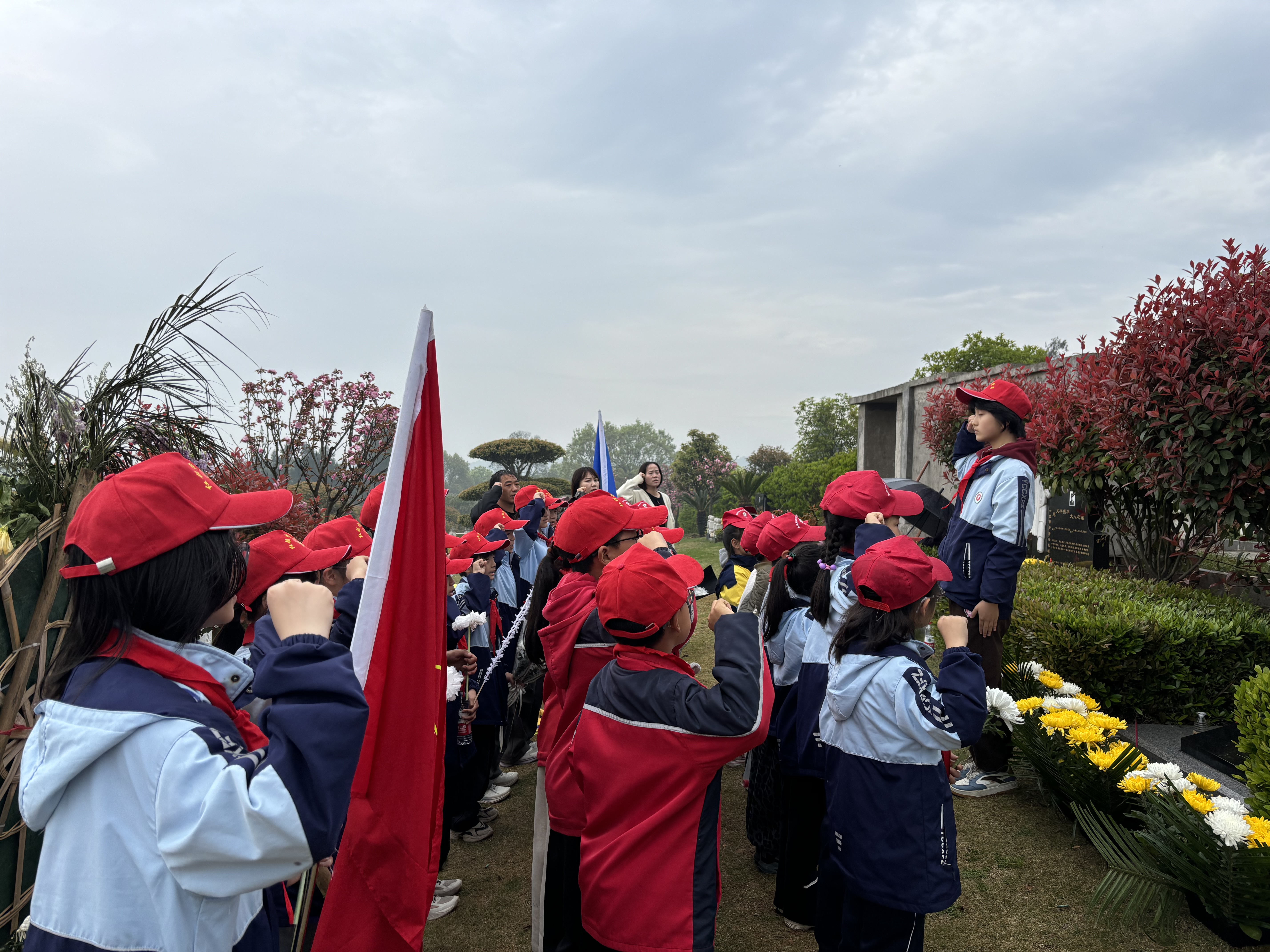 鸦鹊岭小学：缅怀革命先烈 争做时代新人