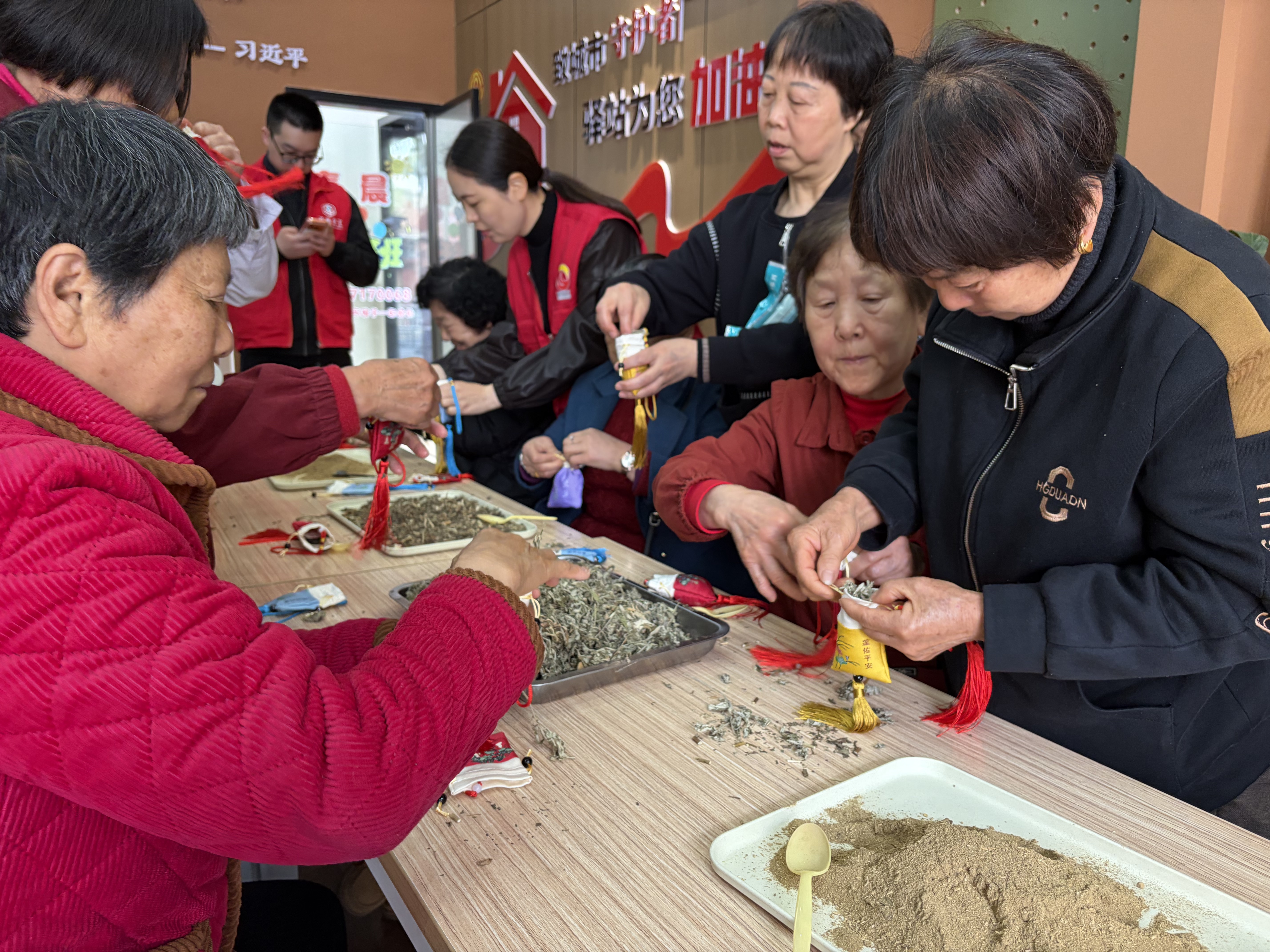 巧手制香囊  义诊暖夕阳