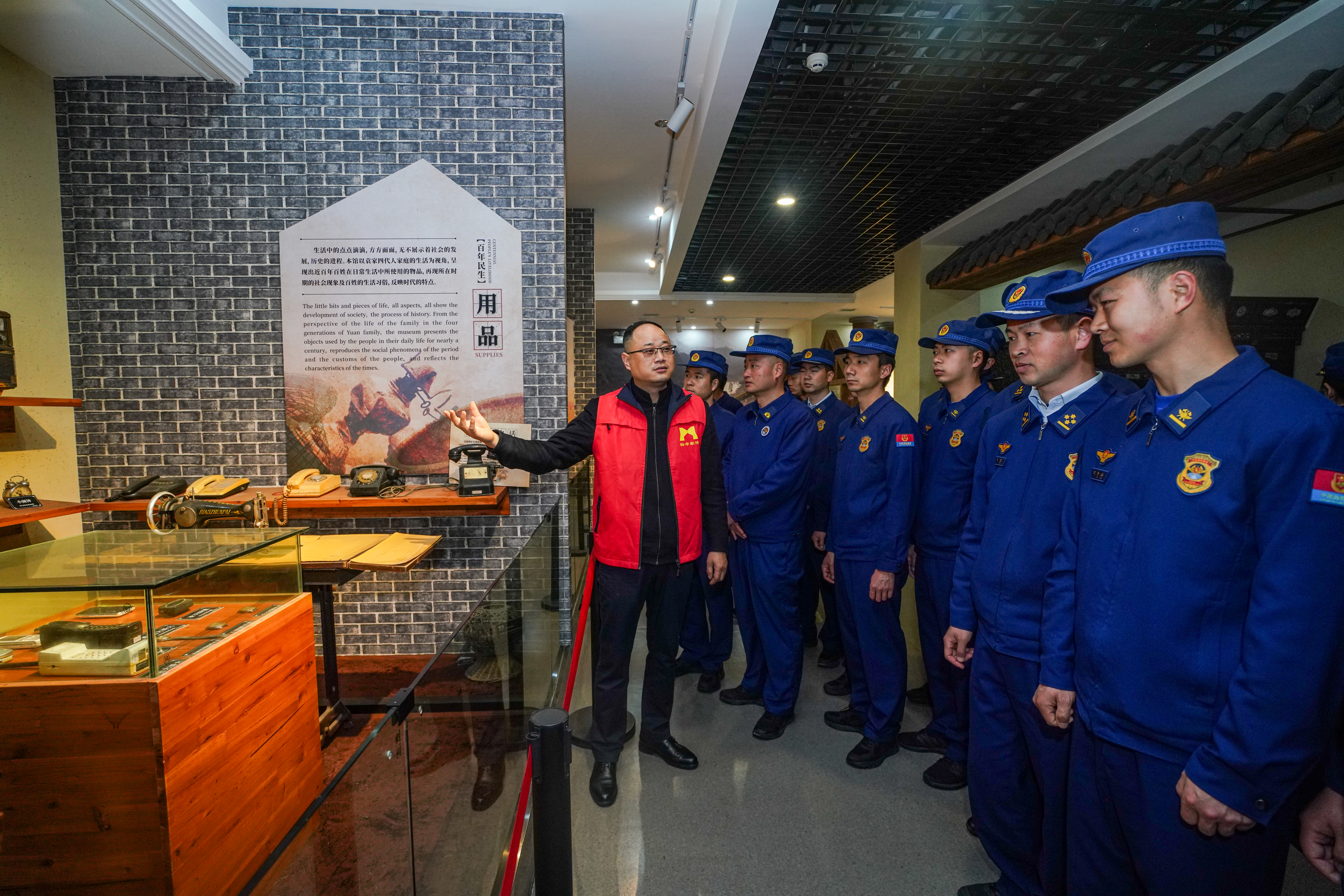传承优良家风 筑牢廉洁防线——夷陵消防走进裕孝家庭博物馆开展践学活动