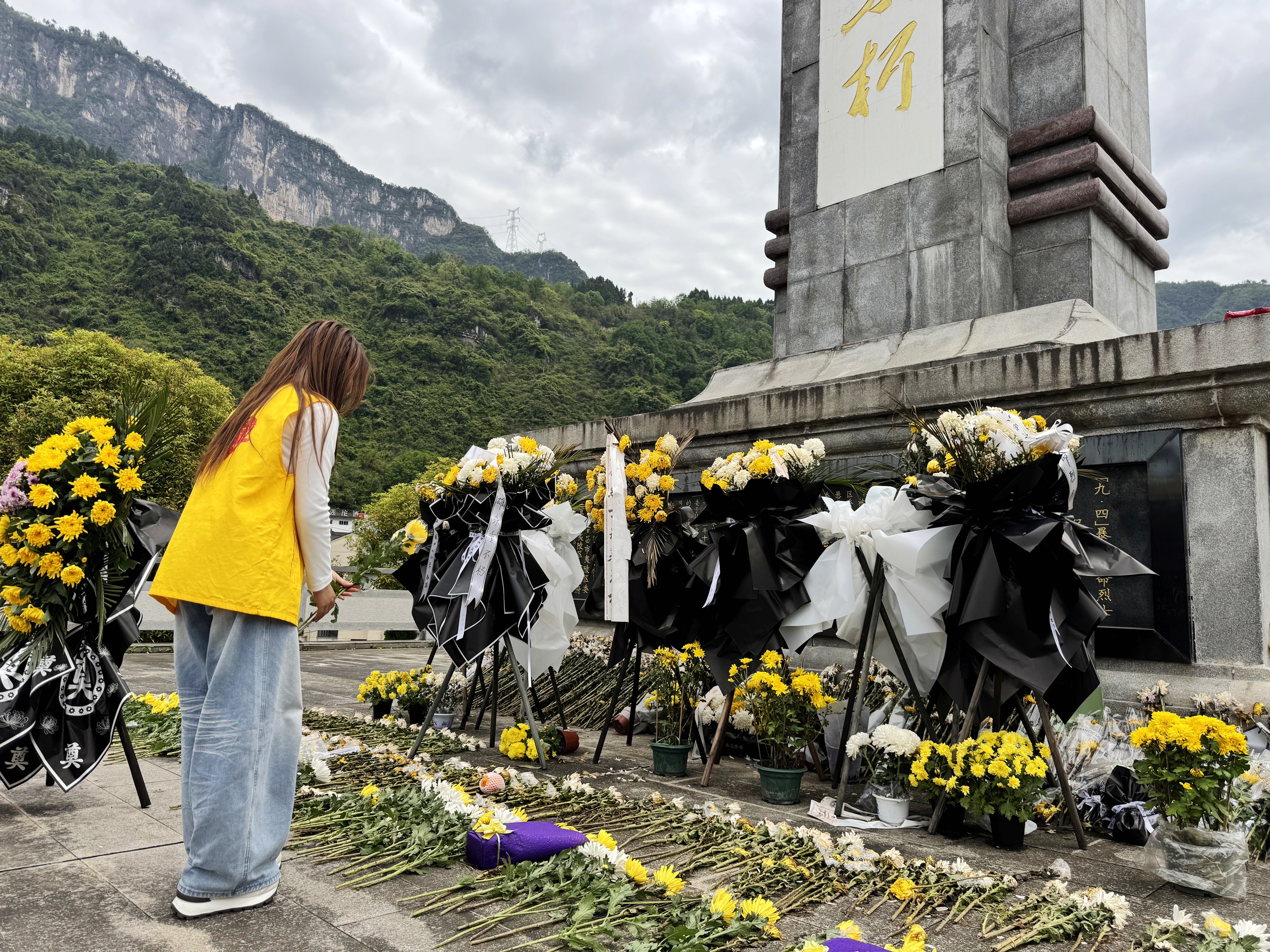 研学茶山忆先烈 青春助农促振兴