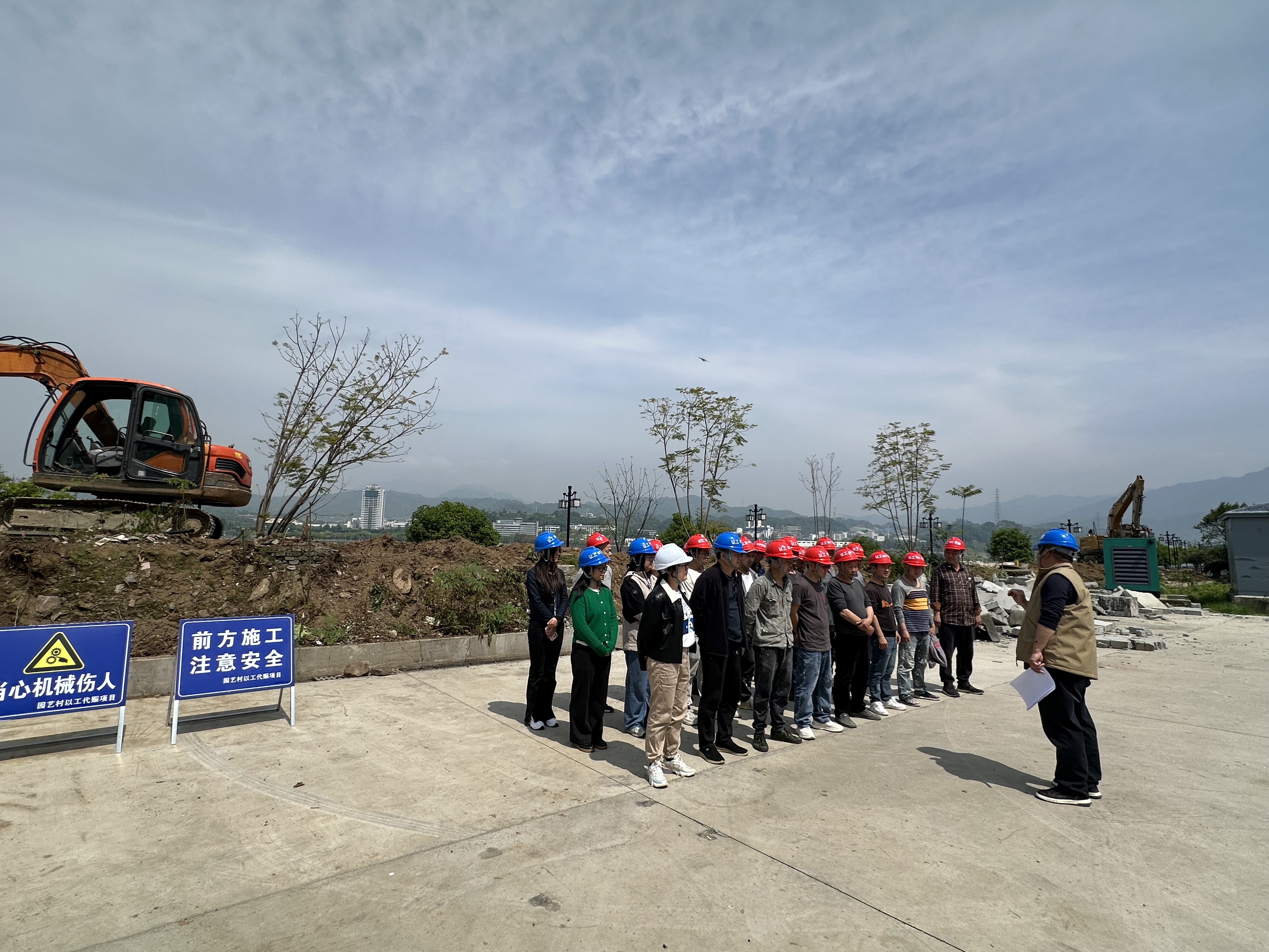 筑牢安全防线 护航民心工程——三斗坪镇园艺村召开以工代赈项目安全生产专题培训会