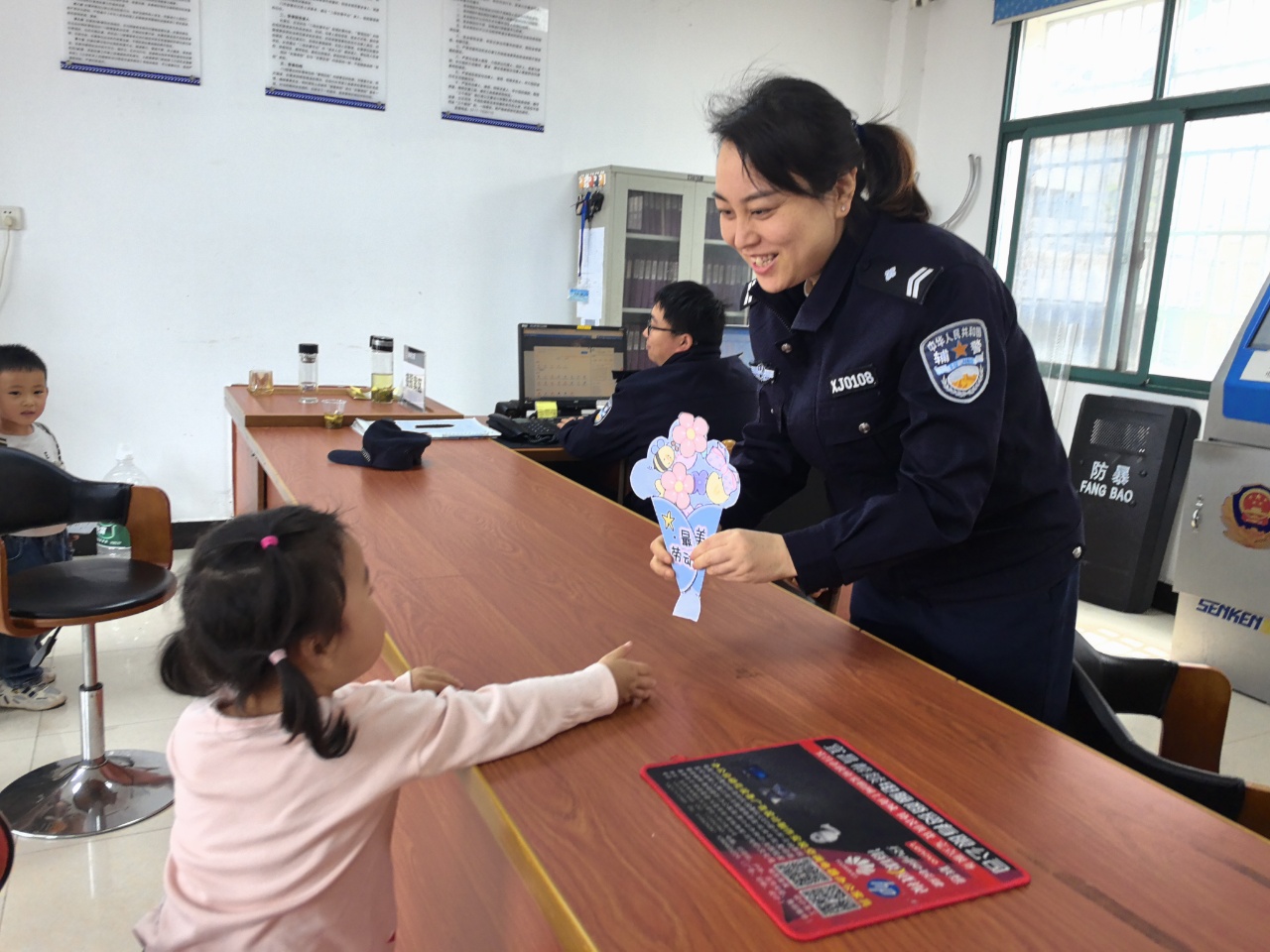 三斗坪分园：萌娃致敬劳动者 亲子同乐伴成长