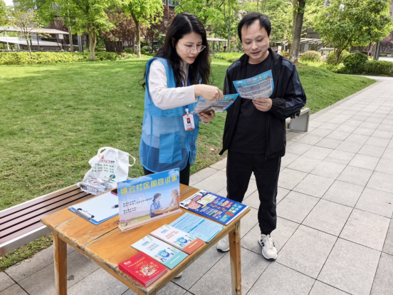 锦云社区：周四摆摊听民声 网格员说事零距离