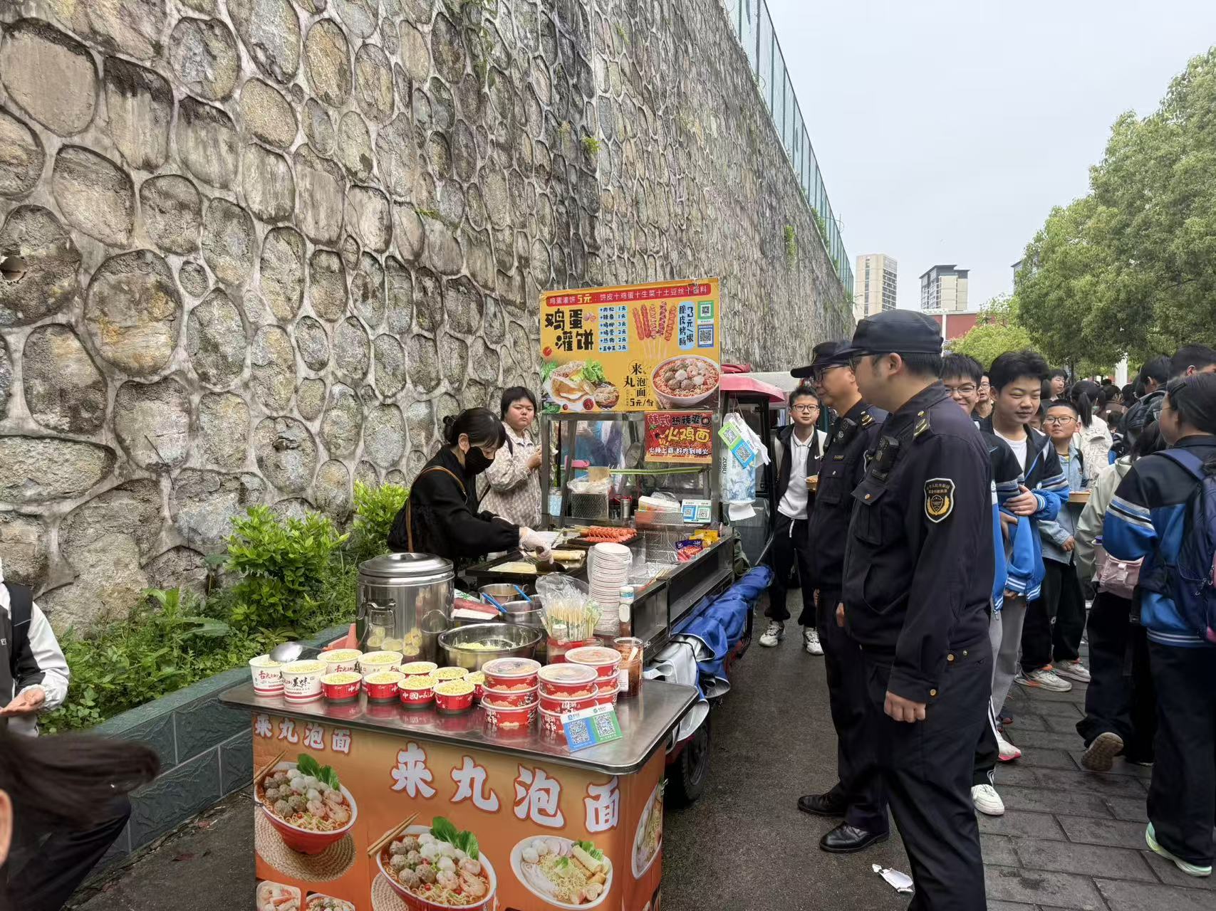 整治周边环境 护航校园安全