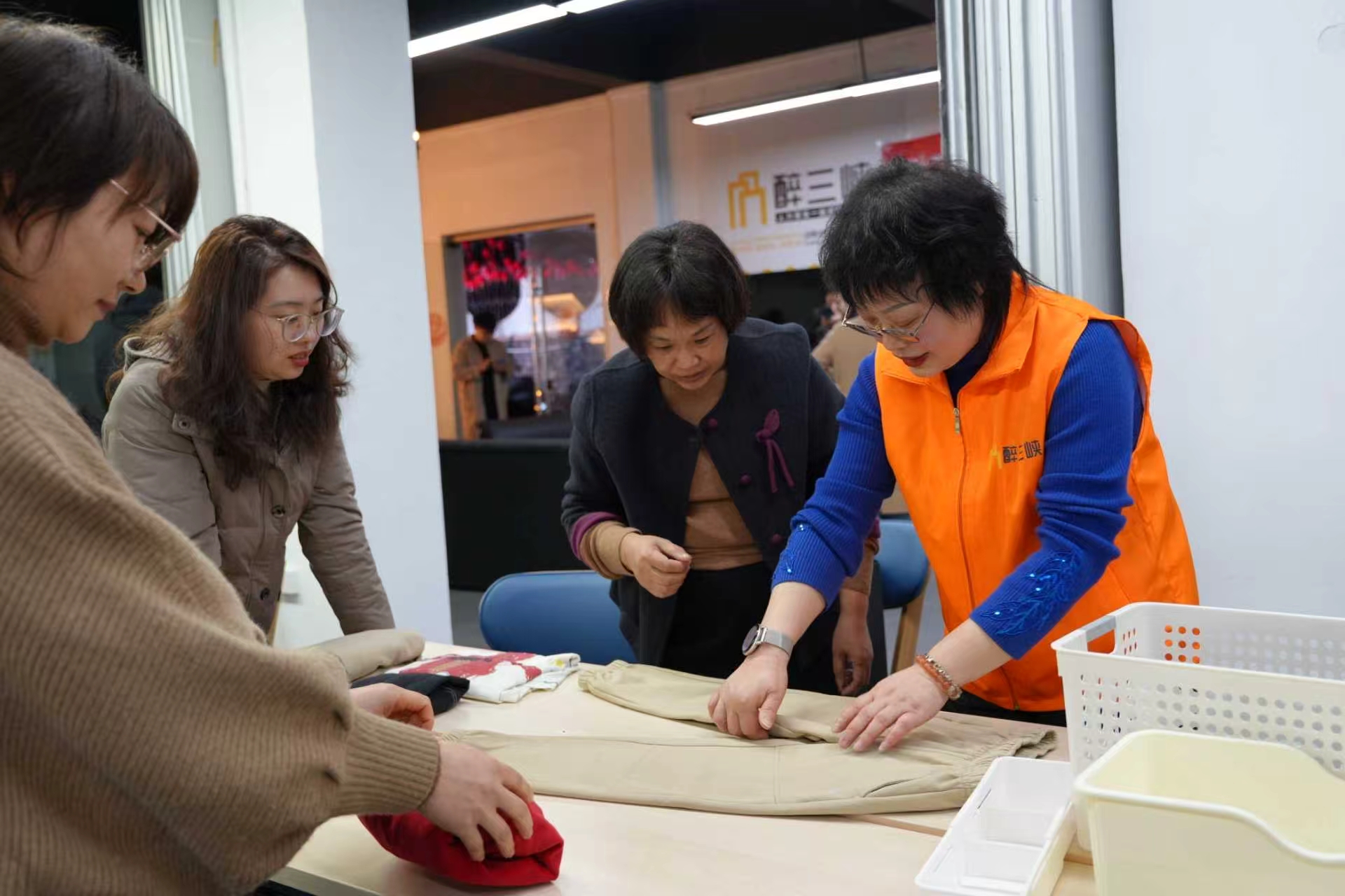 夜灯映技香 赋能新生活