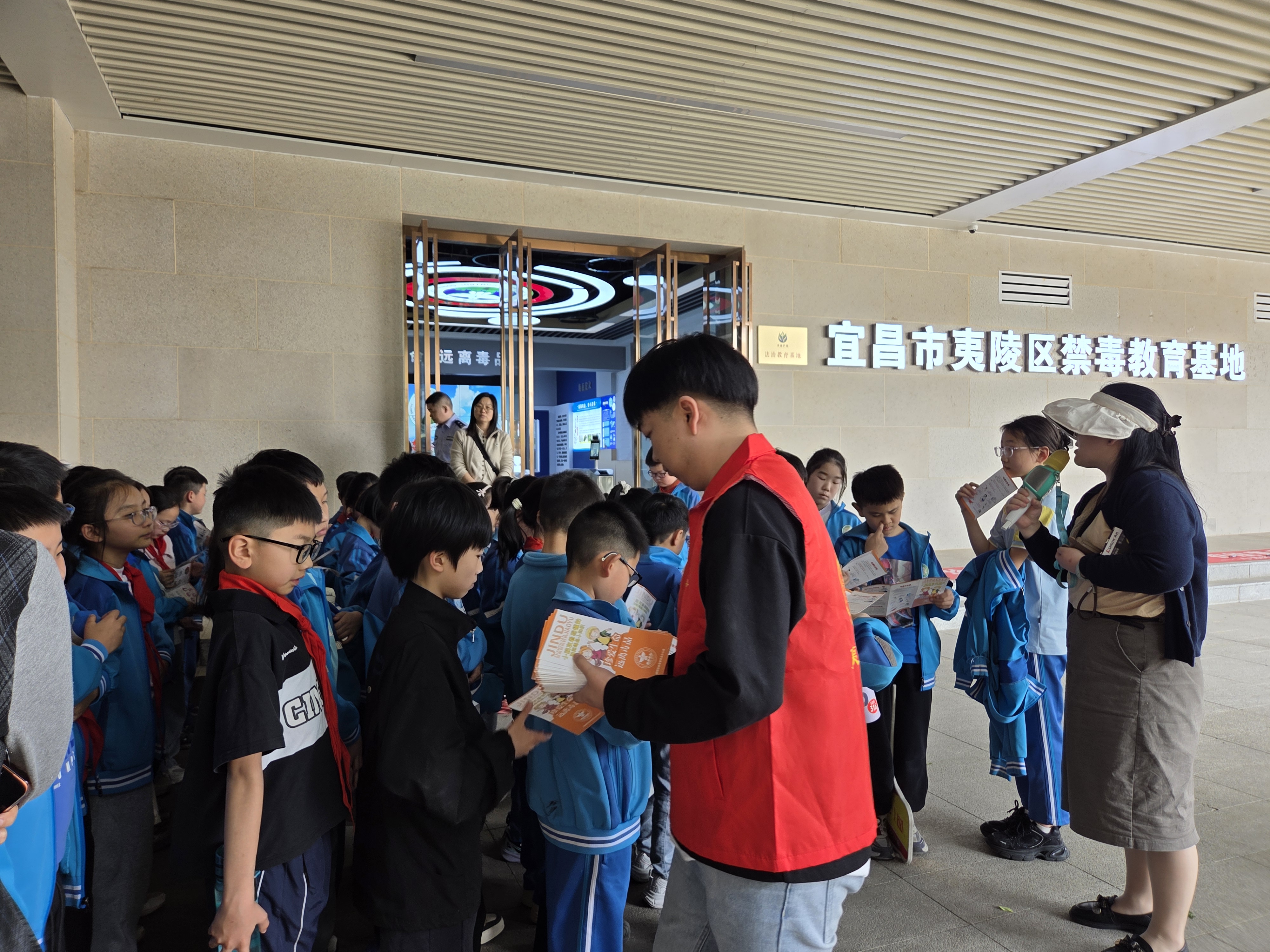 参观禁毒教育基地 深化毒品预防教育