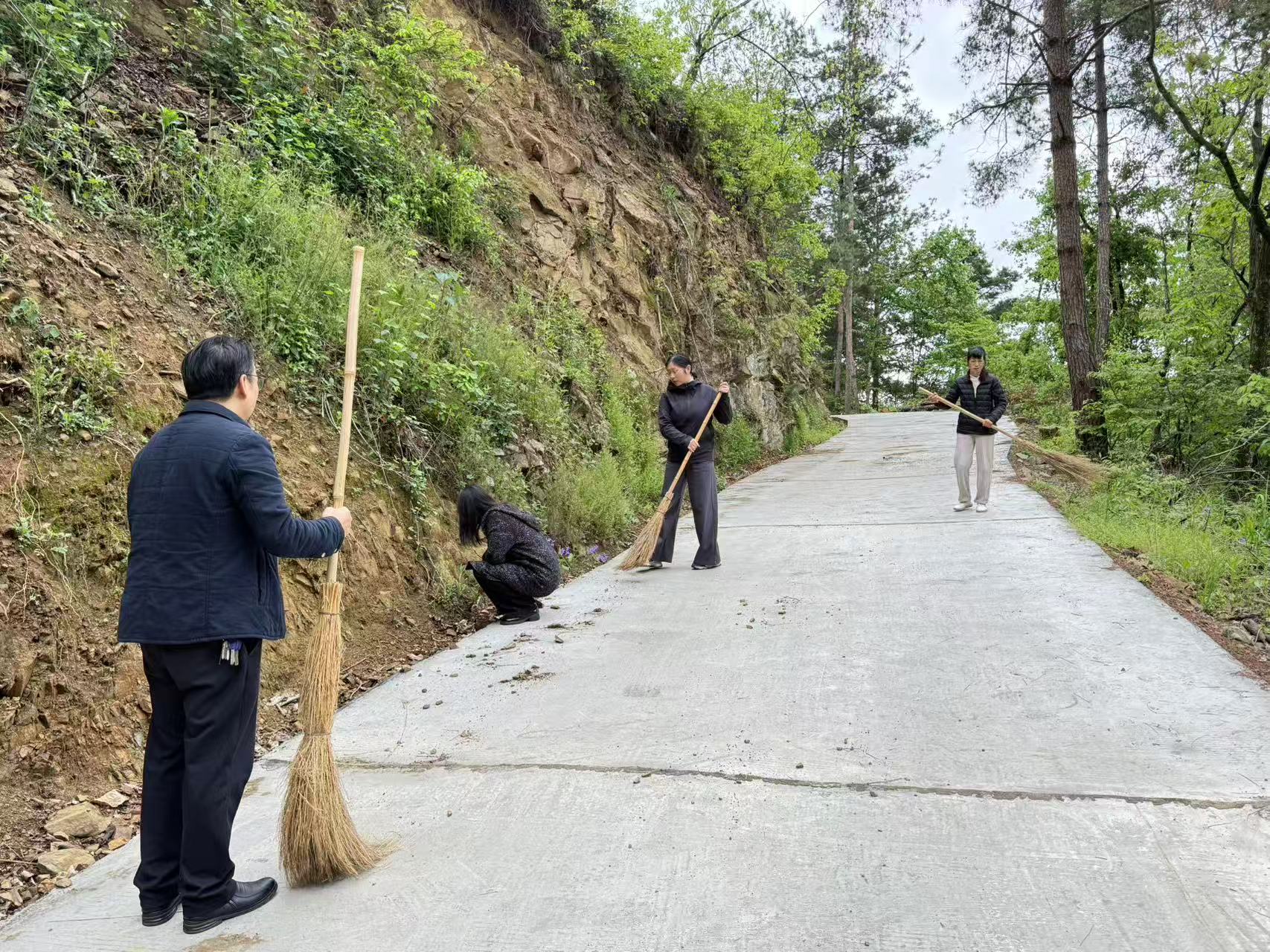 桃坪河村：清理 “拦路石” 守护出行路