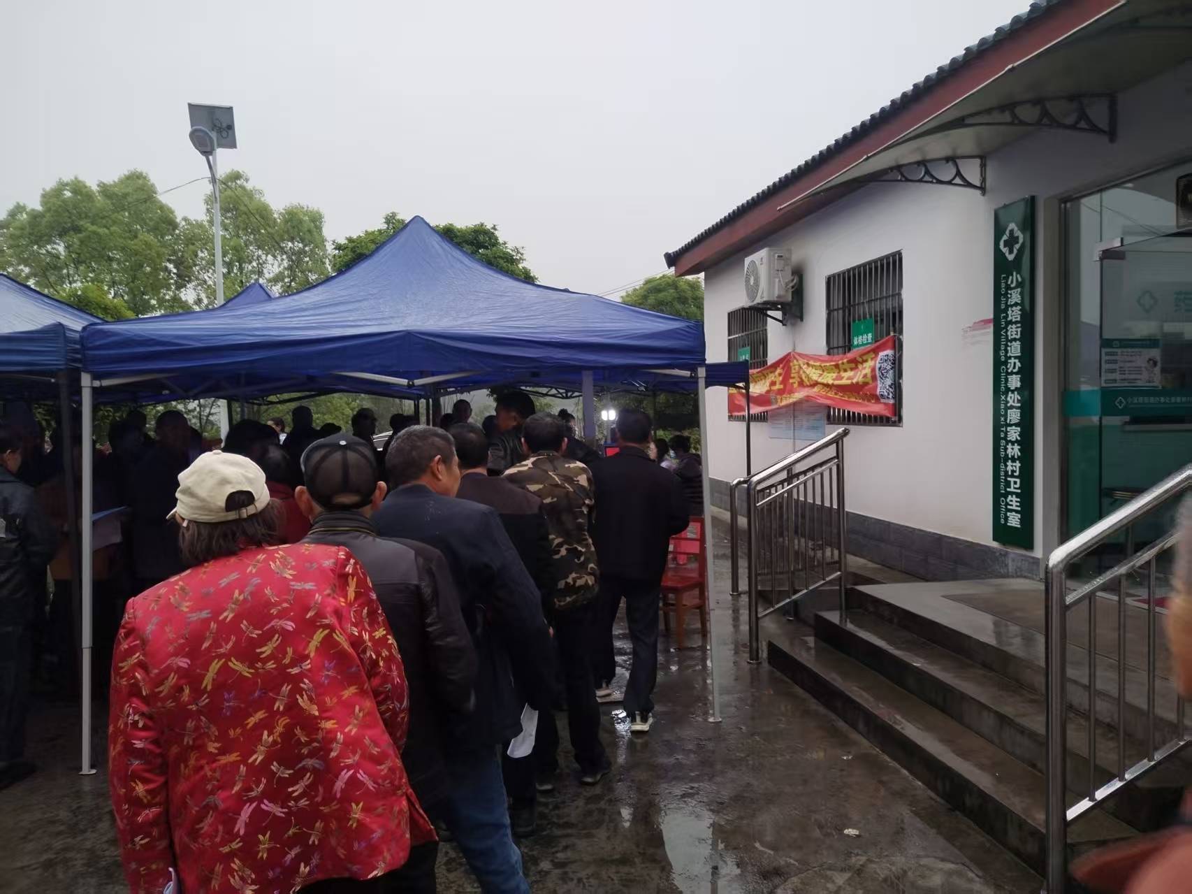 雨中送健康 服务暖民心