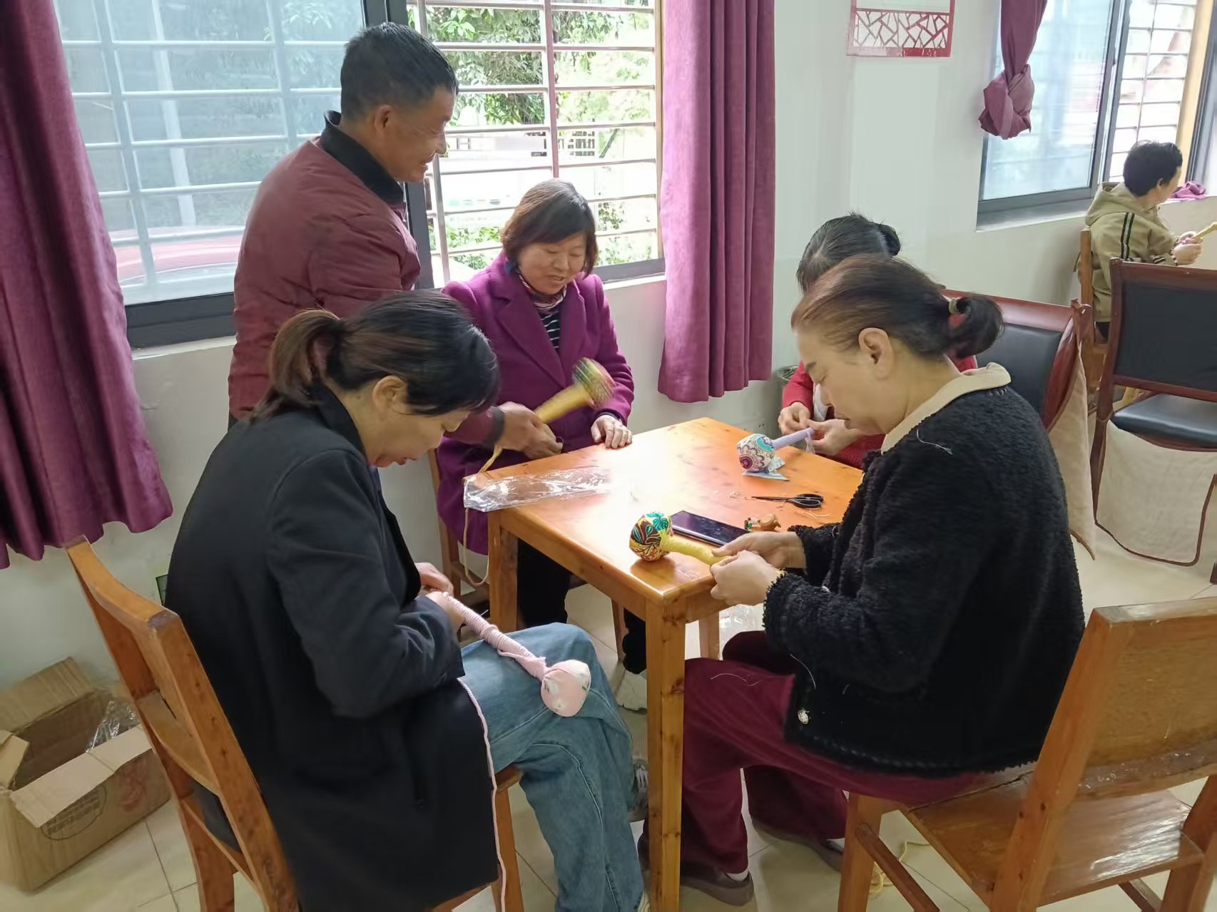 谭家榜社区：手工制艾草捶 暖心邻里相伴