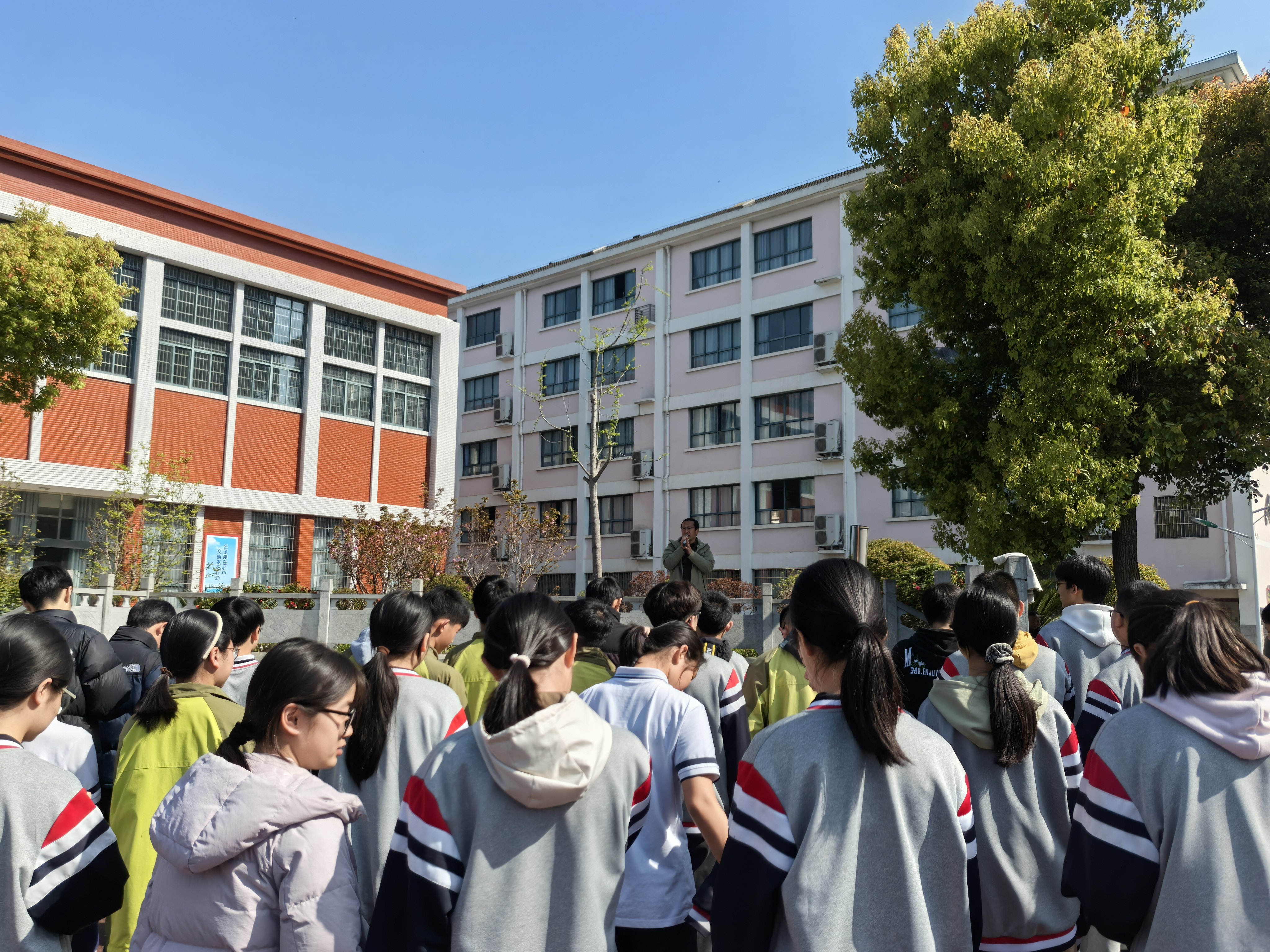 以练备战 防患未然——龙泉初中开展消防应急疏散演练